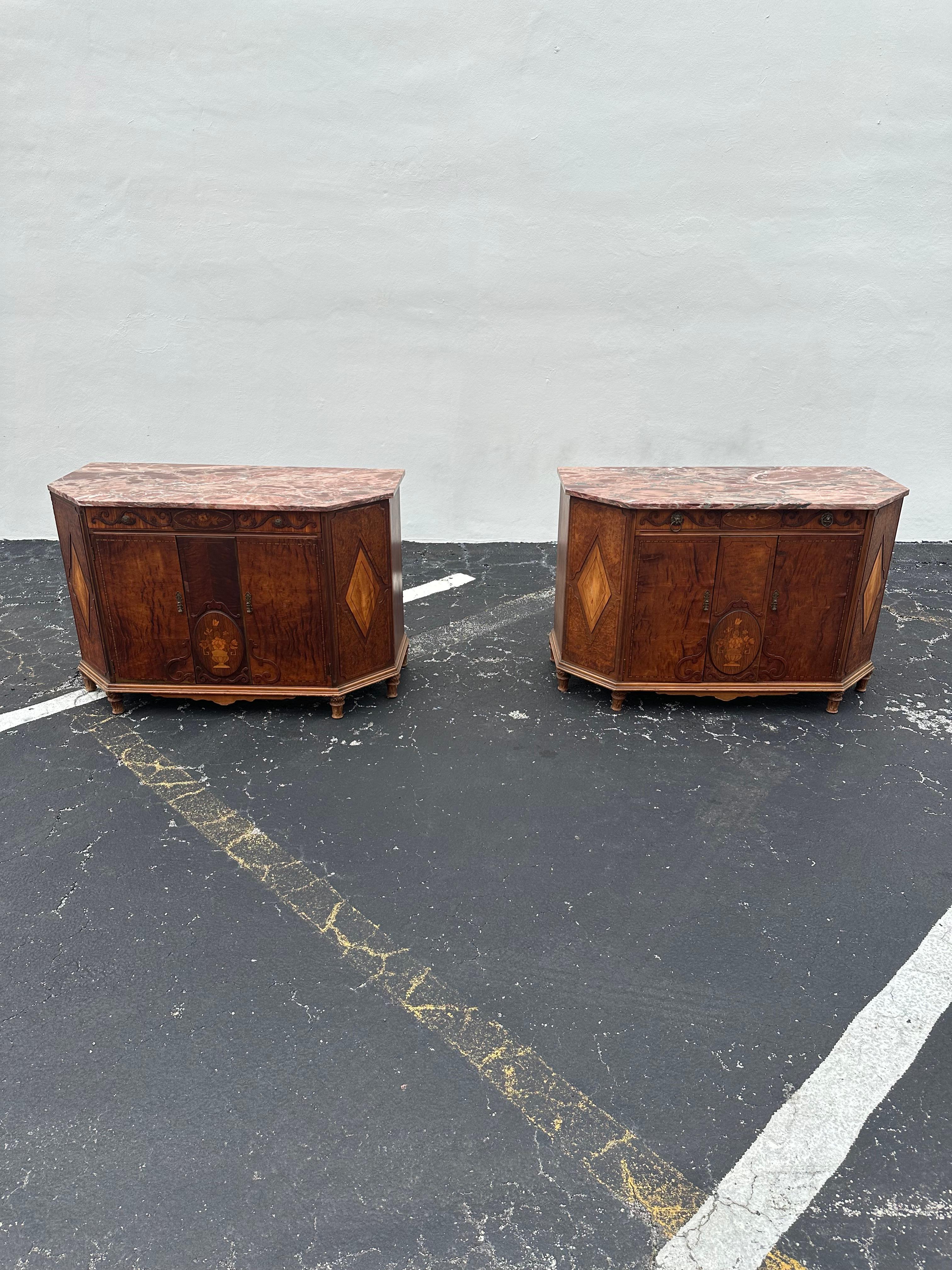 Eleganza senza tempo in questo raffinato armadio risalente al 19° secolo. Realizzato con una meticolosa attenzione ai dettagli, questo set presenta una splendida finitura artigianale, che garantisce un aspetto ricco e lucente che mette in risalto i