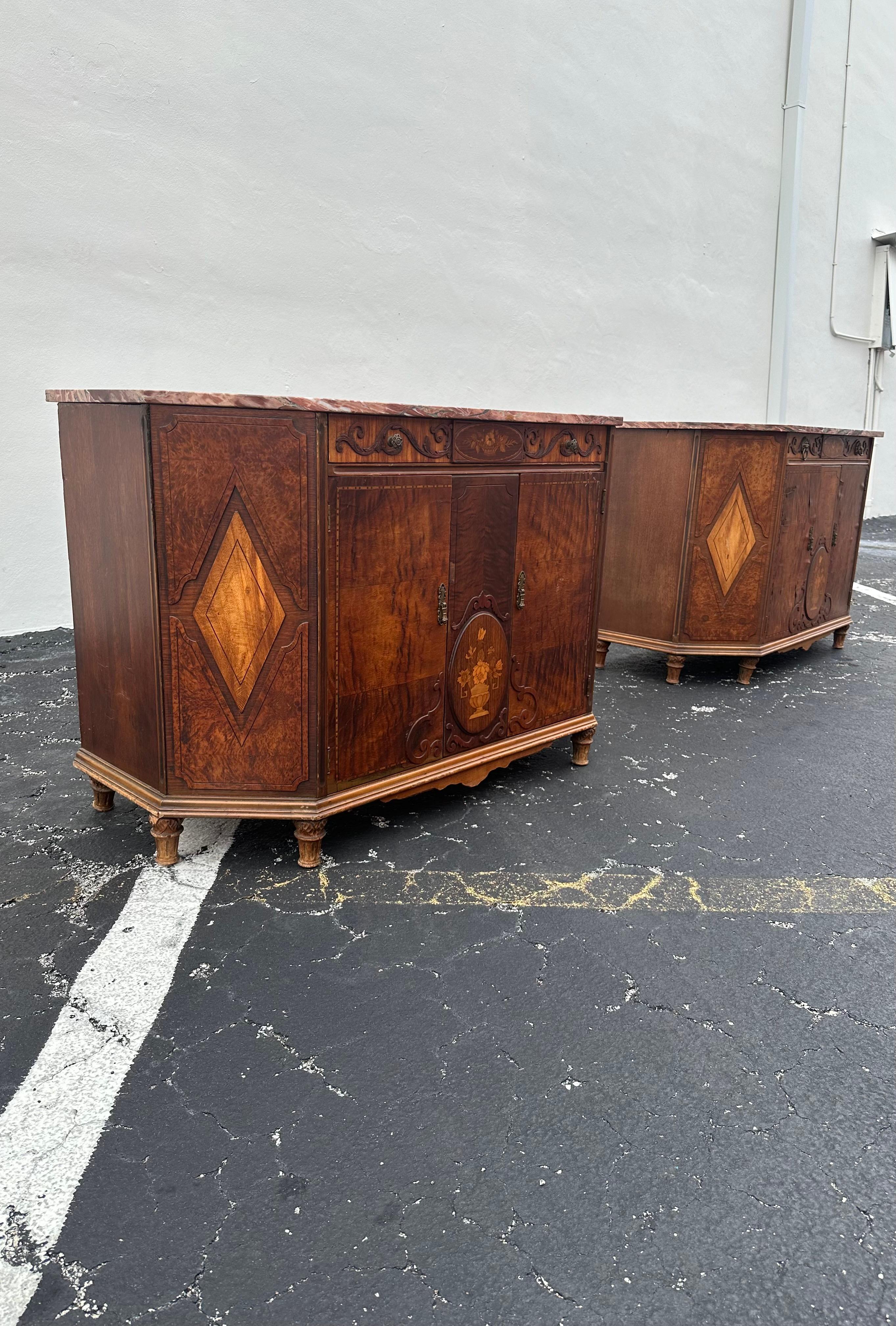 Ottone Credenza francese del XIX secolo in stile Luigi XVI con intarsio in marmo, set di 2 in vendita