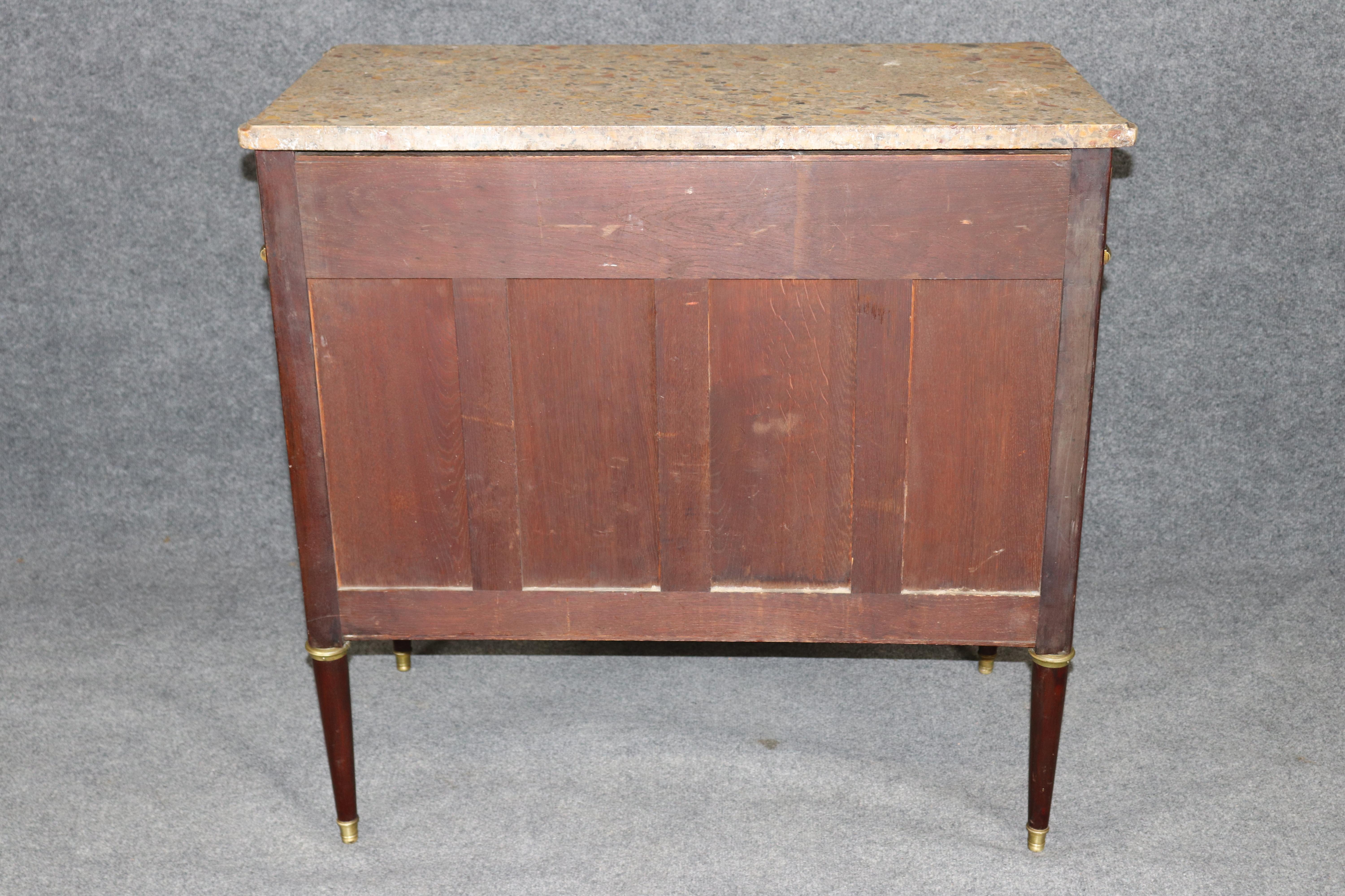 Cómoda francesa del siglo XIX con tapa de mármol estilo Luis XVI de Maison Carlihian en venta 9