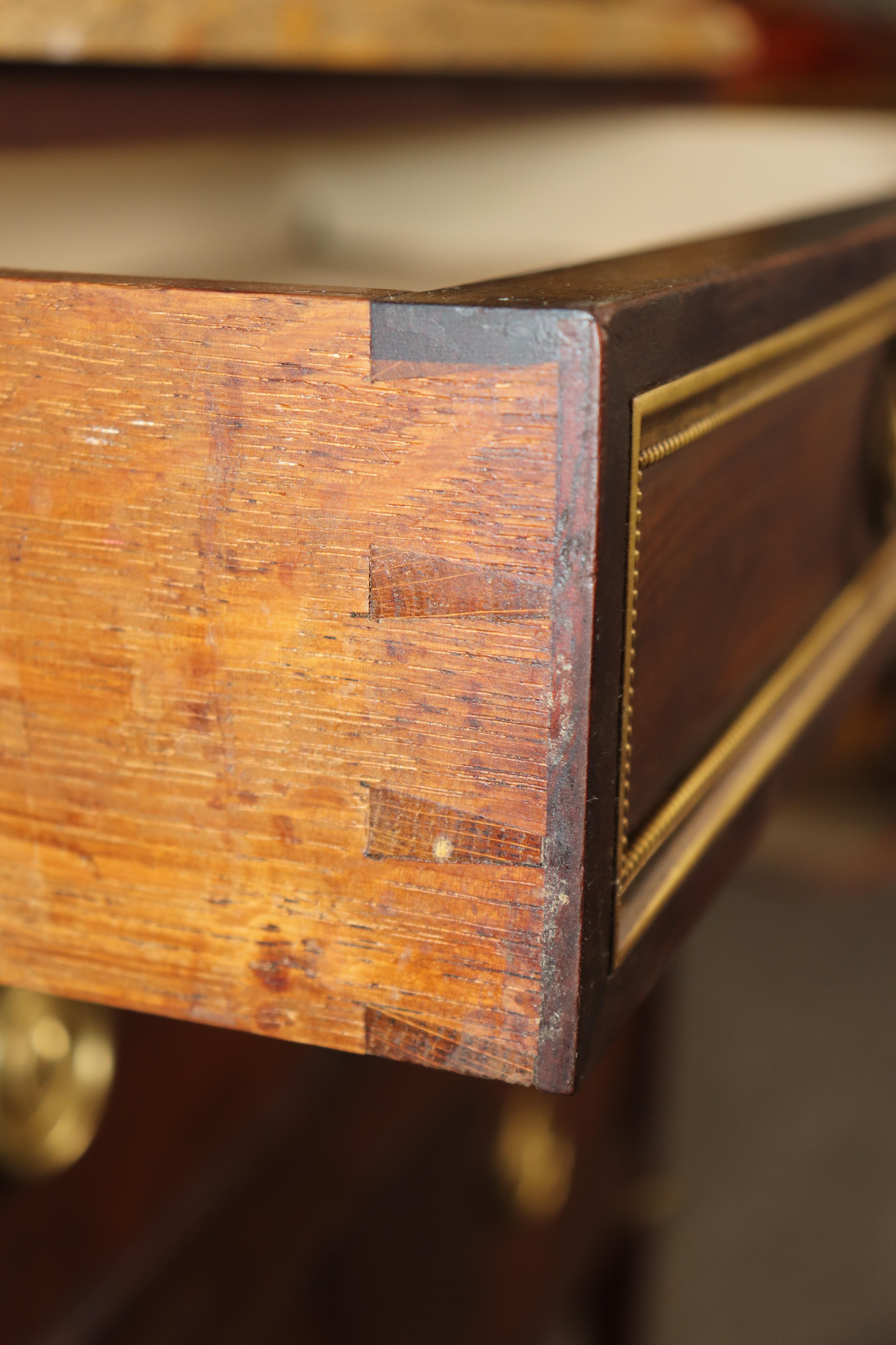 Cómoda francesa del siglo XIX con tapa de mármol estilo Luis XVI de Maison Carlihian Francés en venta