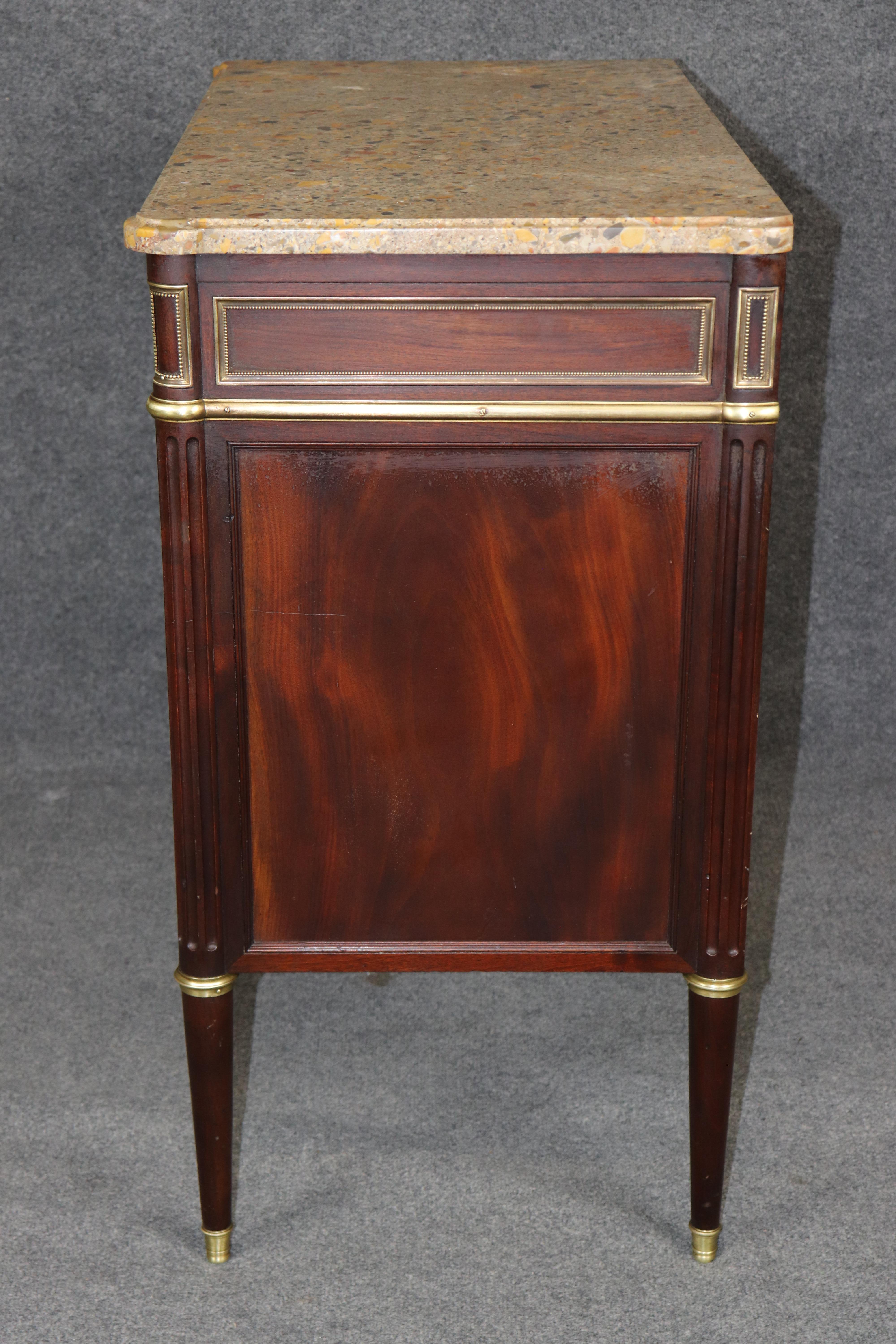 Cómoda francesa del siglo XIX con tapa de mármol estilo Luis XVI de Maison Carlihian en venta 1