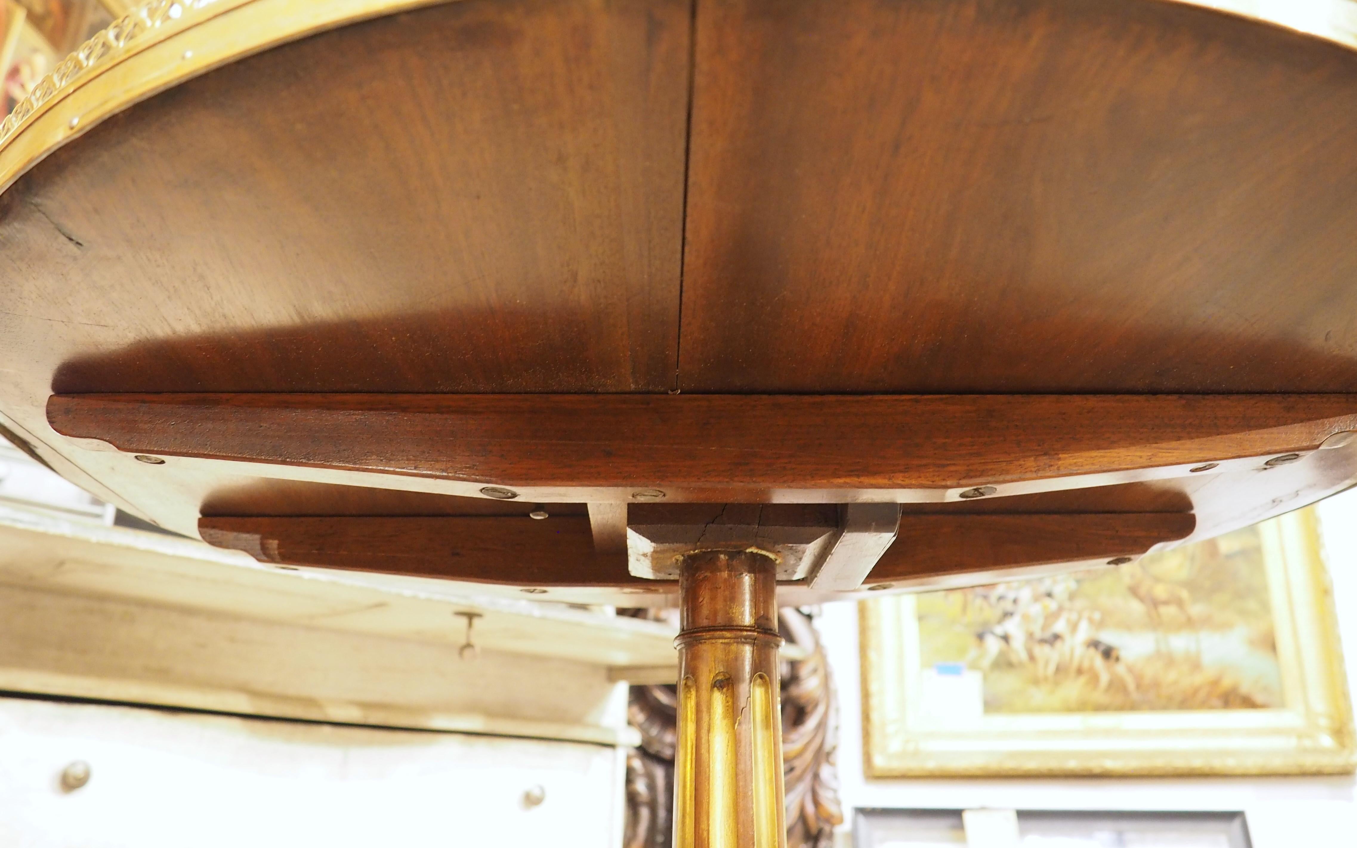 Table à Gueridon du 19ème siècle de style Louis XVI en marbre Circa 1880 en vente 4