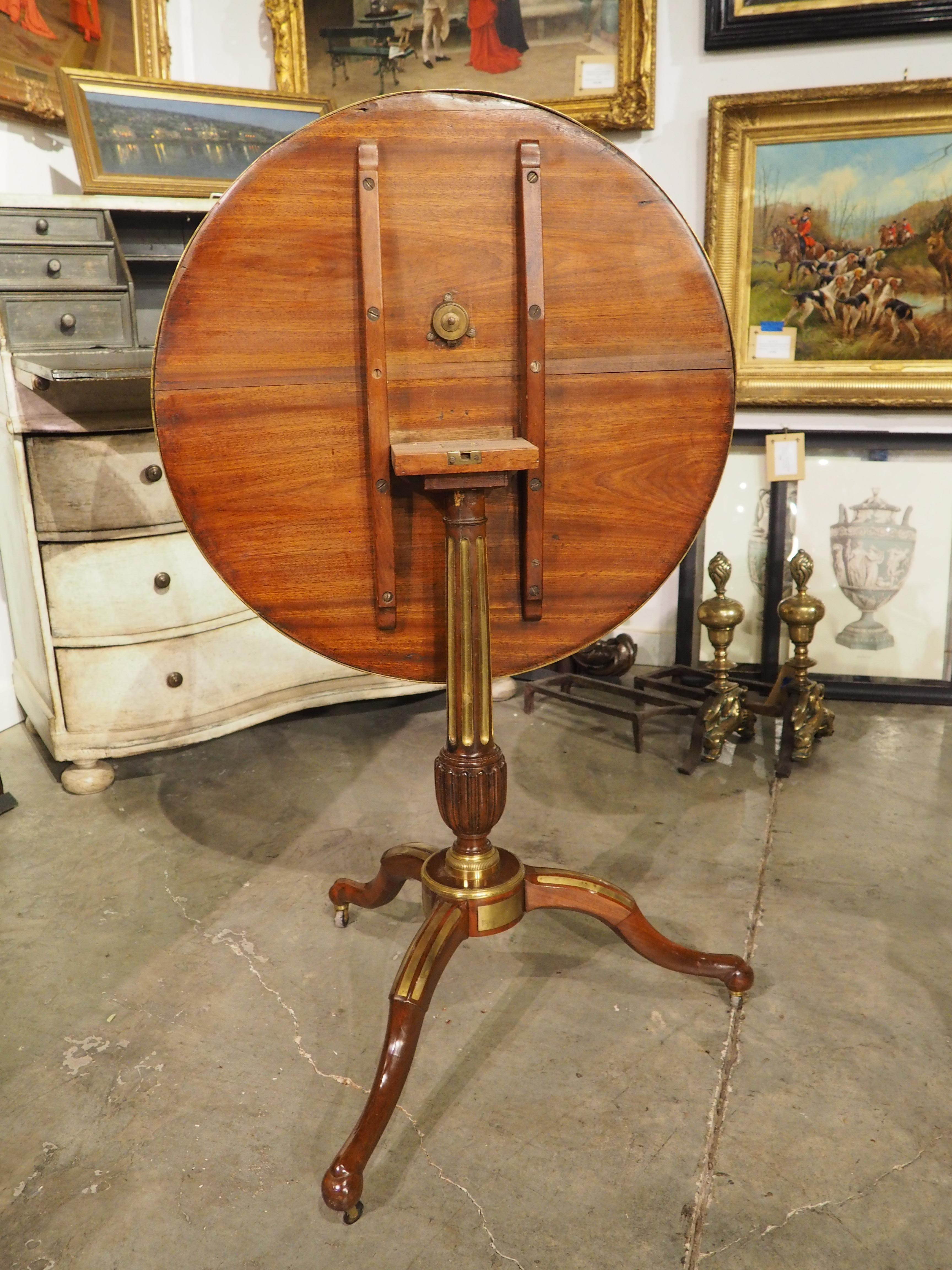 Plus d'informations bientôt...

Cette magnifique table de guéridon a un plateau de marbre basculant entouré d'un motif de cœur répété en bronze.  Sculptée à la main vers 1880, cette table de style Louis XVI est ornée de ferrures en bronze sur la