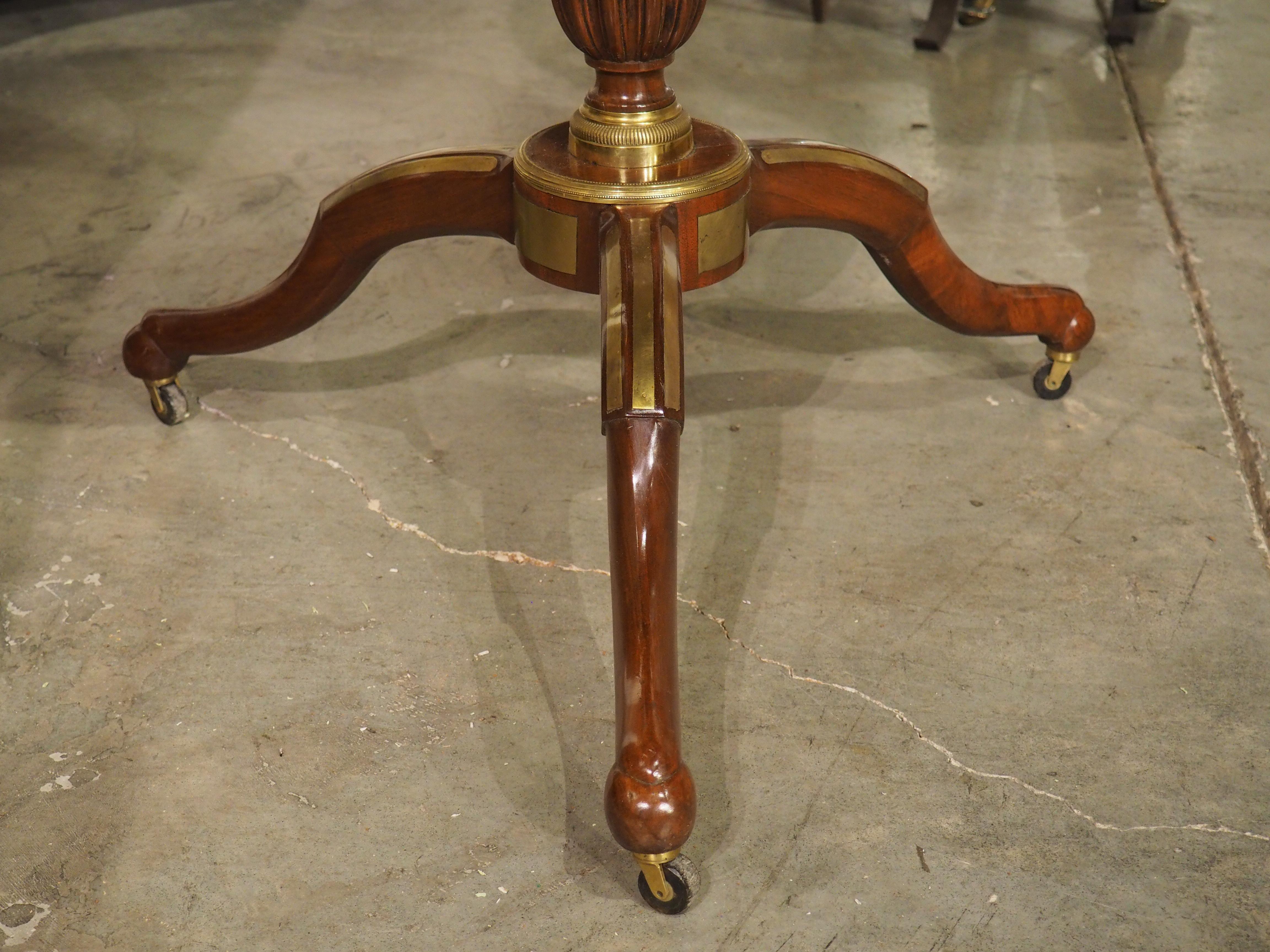 Sculpté à la main Table à Gueridon du 19ème siècle de style Louis XVI en marbre Circa 1880 en vente
