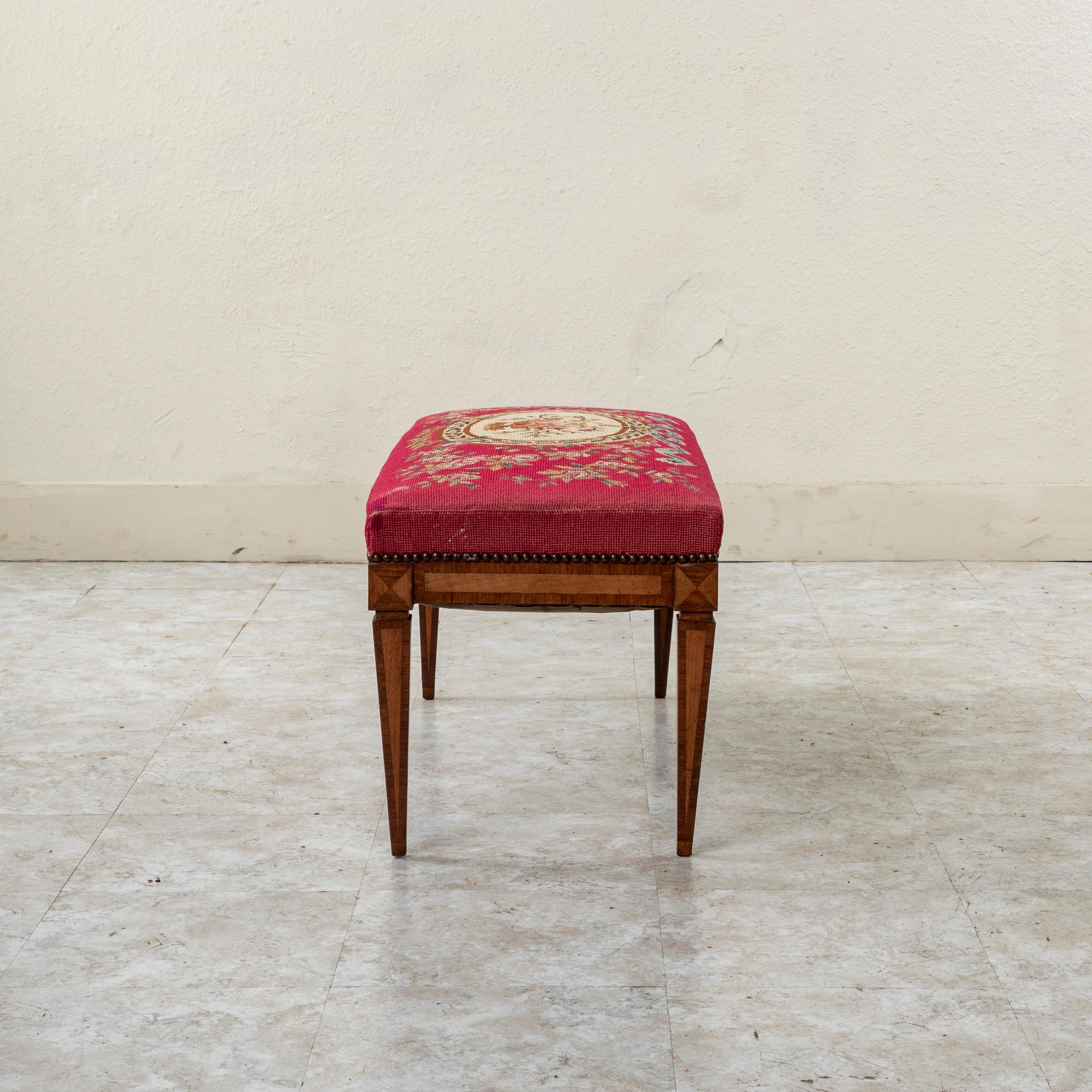 Tapisserie à l'aiguille Banc de marqueterie de style Louis XVI du 19ème siècle, banquette, broderie à l'aiguille  en vente