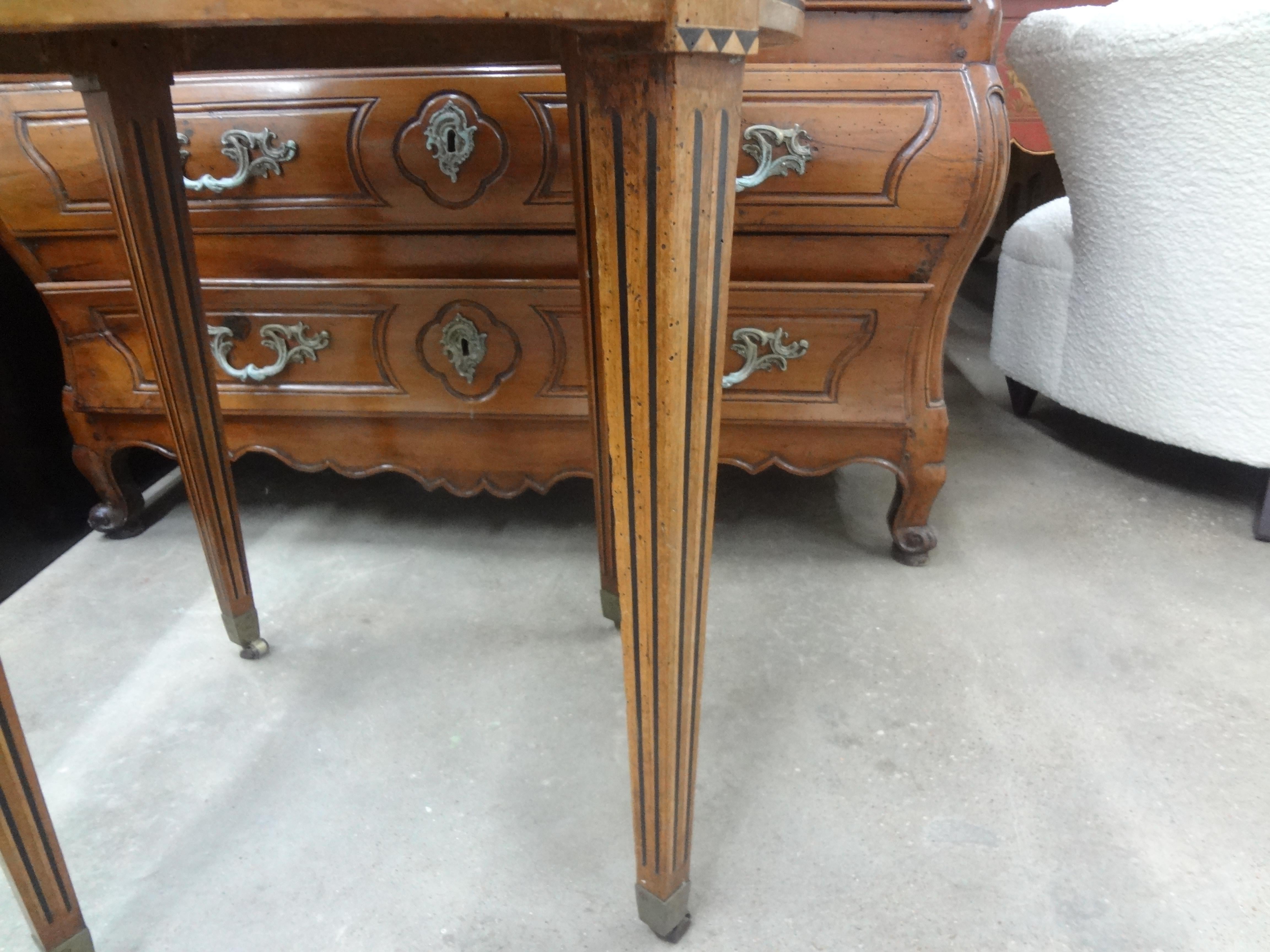 Marbre de Carrare Table en marqueterie de style Louis XVI du 19e siècle en vente