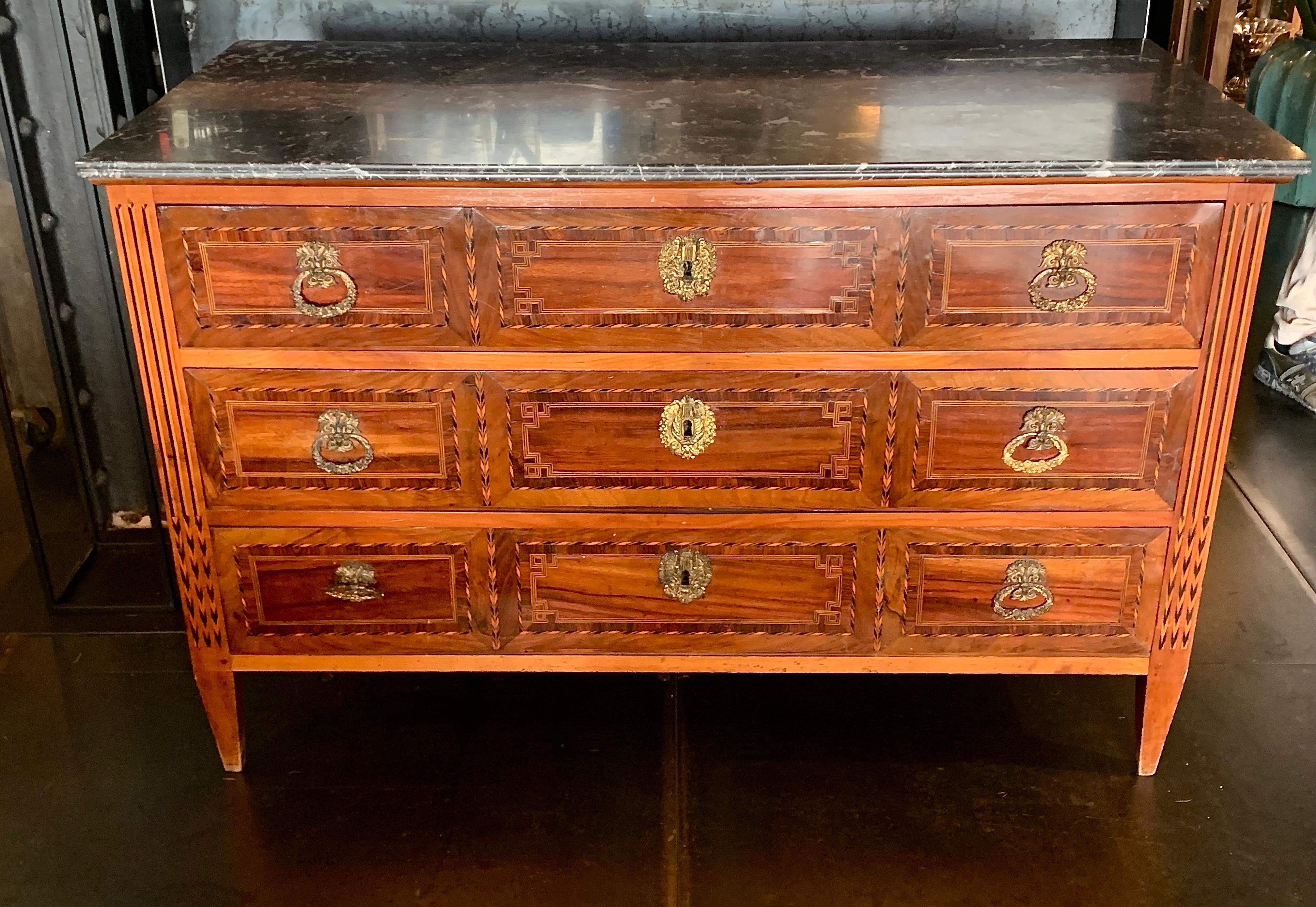 Commode française du 19ème siècle de style Louis XVI en marqueterie de noyer en vente 11