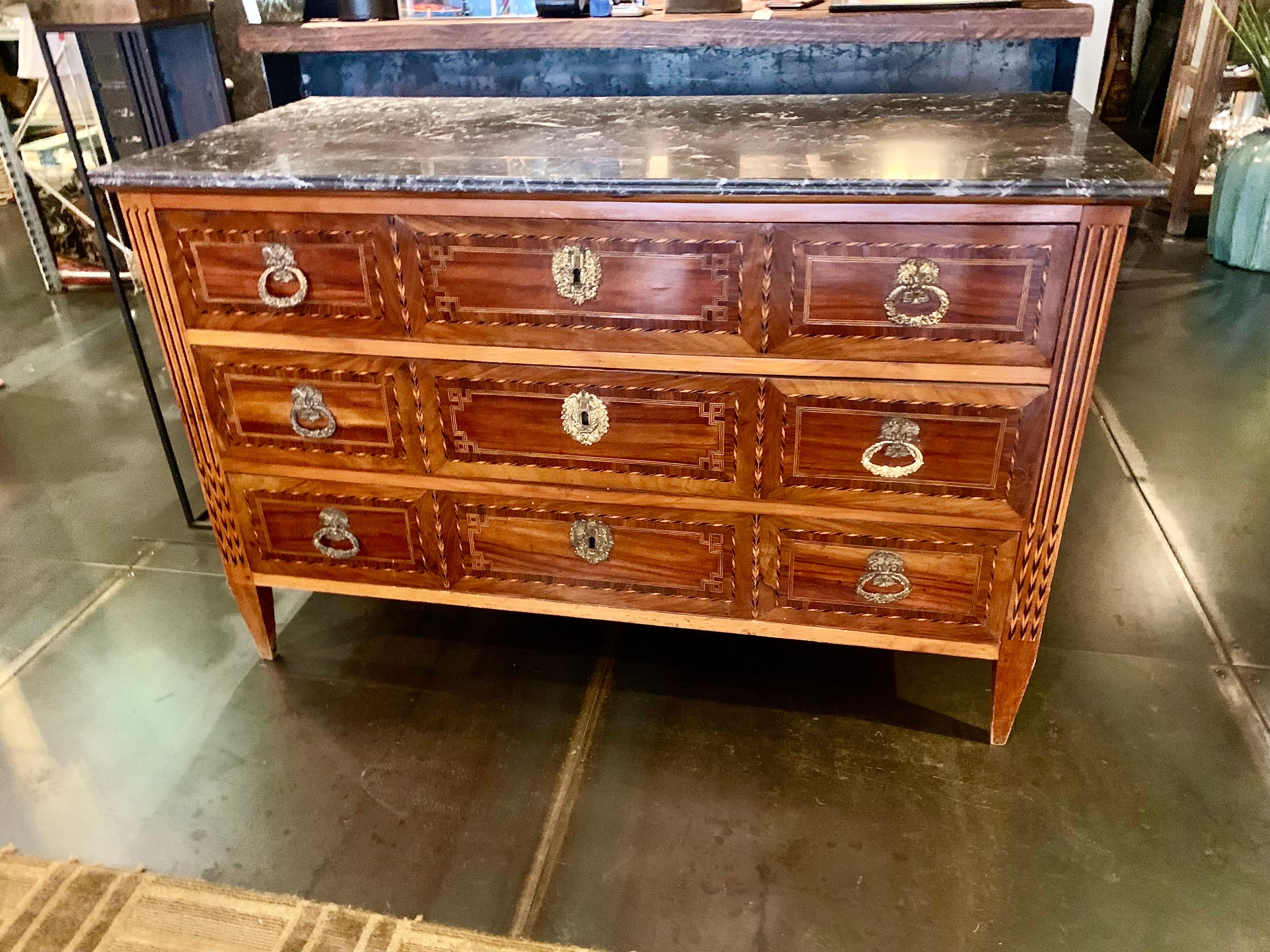 19th Century French Louis XVI Style Marquetry Walnut Commode Chest of Drawers In Good Condition For Sale In Madrid, ES