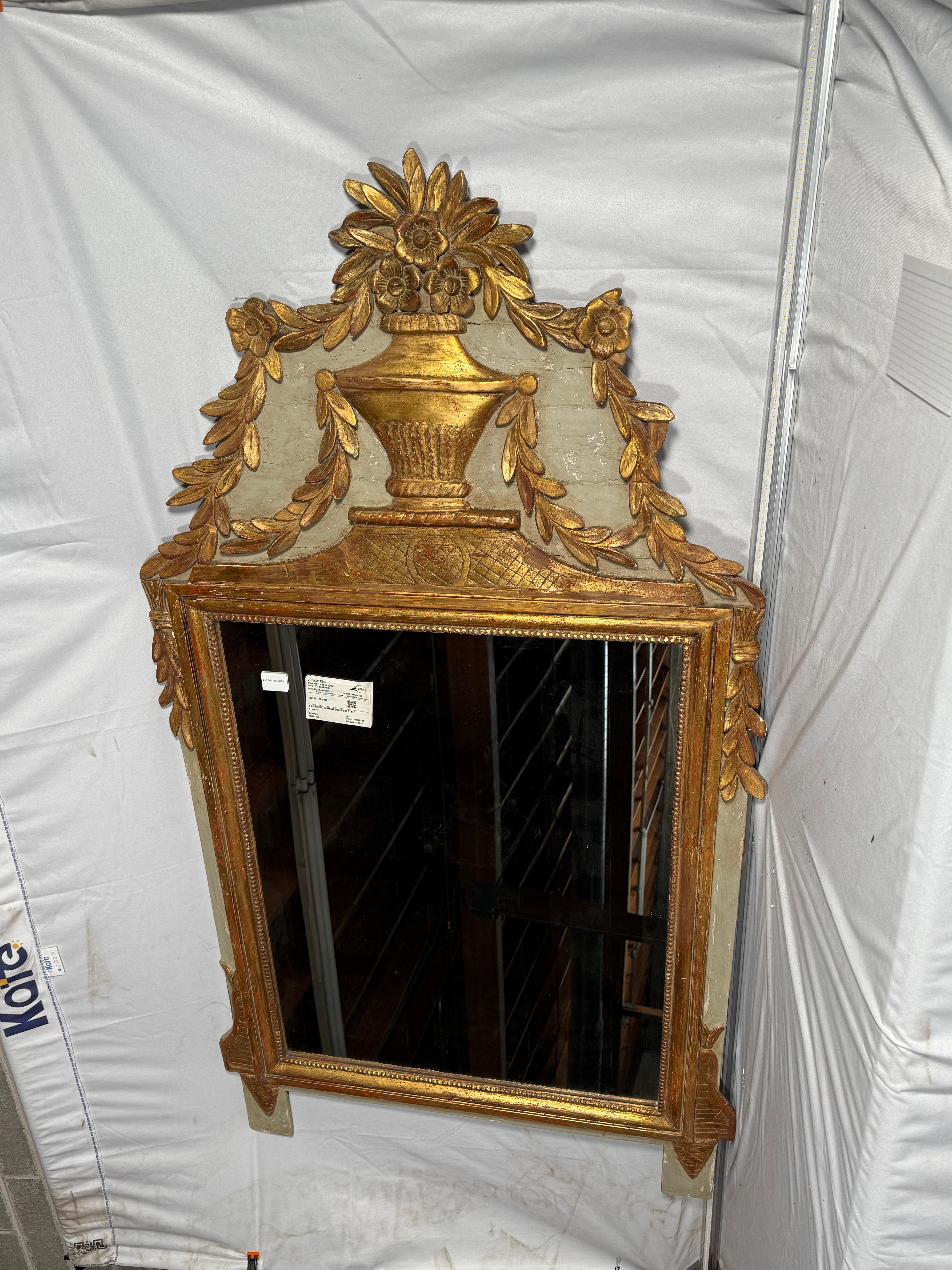 Französischer Spiegel im Louis-XVI-Stil des 19. Jahrhunderts aus Holz, Stuck, bemalt und vergoldet. Schöne natürliche Patina. Einzigartiges Stück, das in Frankreich gekauft wurde. Altersgerechte Abnutzung, siehe detaillierte Fotos oder Nachricht an