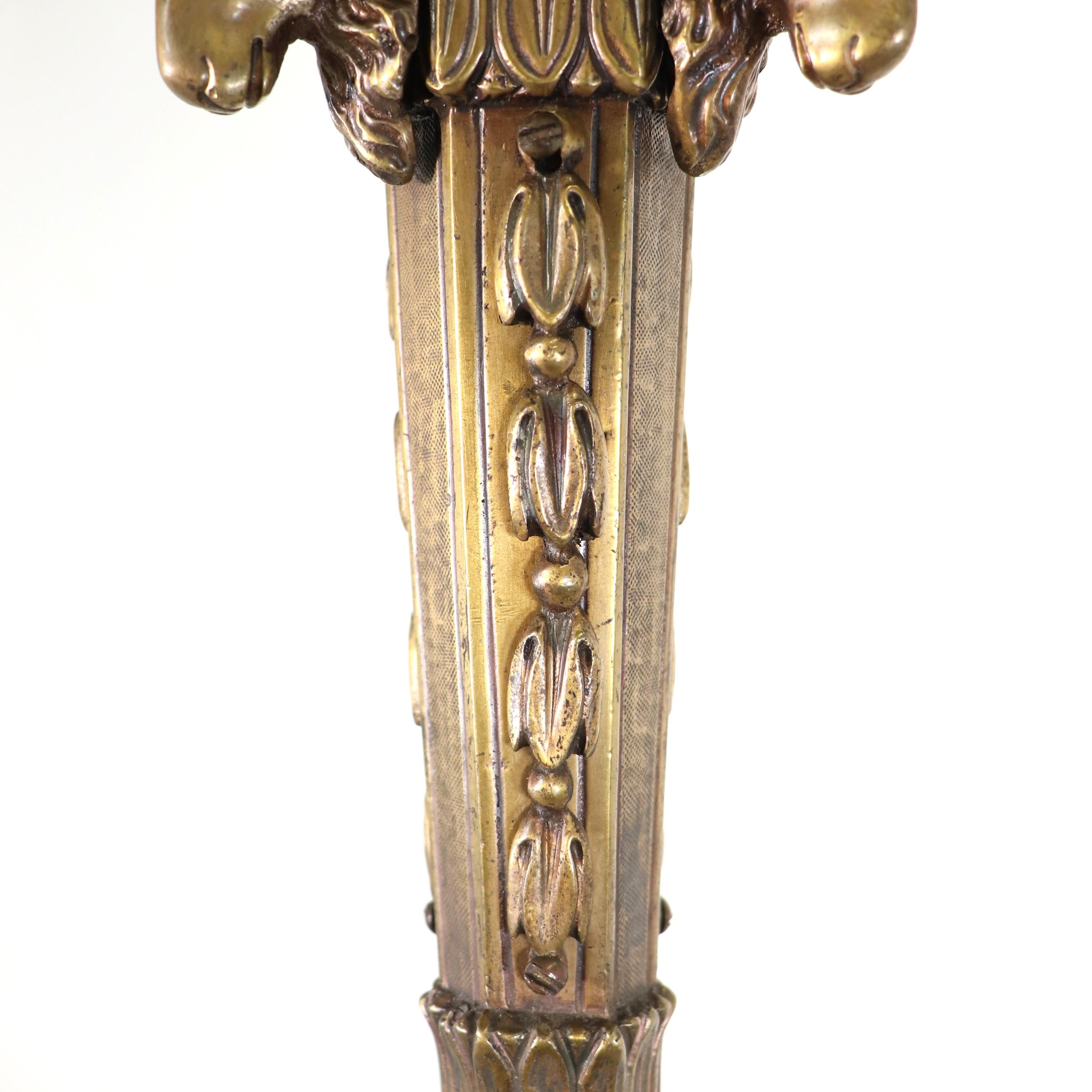 Lustre flambeau néoclassique français du 19ème siècle de style Louis XVI en bronze en vente 3
