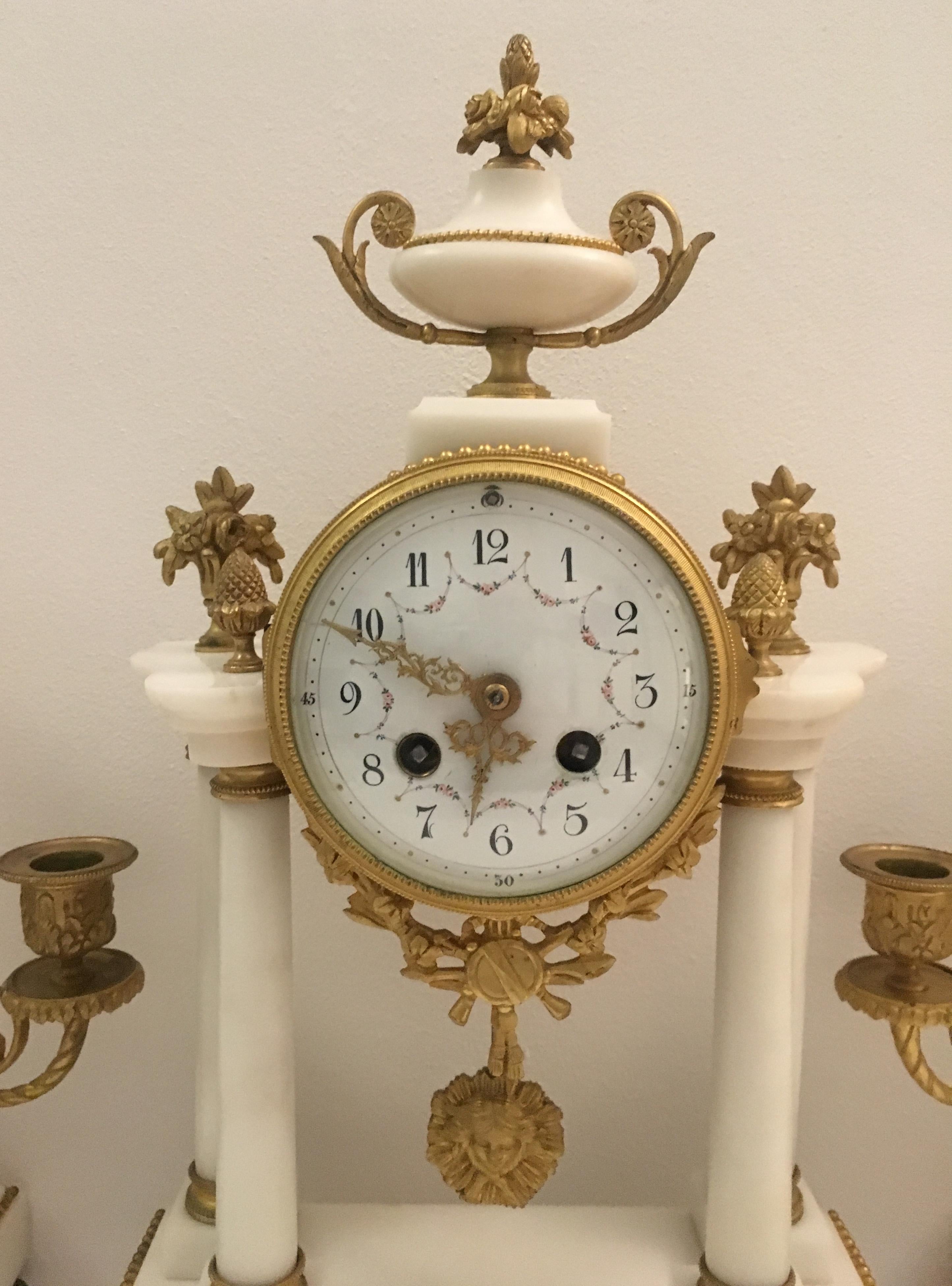 Eine schöne französische Louis XVI Ormolu- und weiße Carrara-Boudoir-Uhr des 19. Jahrhunderts mit einem Paar Kandelabern. 

Diese antike französische, in Ormolu gefasste Boudoir-Uhr aus weißem Marmor, um 1880. Er ist im eleganten Louis XVI-Stil