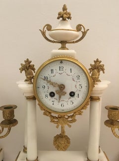 Orologio da boudoir francese del XIX secolo in stile Luigi XVI con ormeggio e marmo bianco
