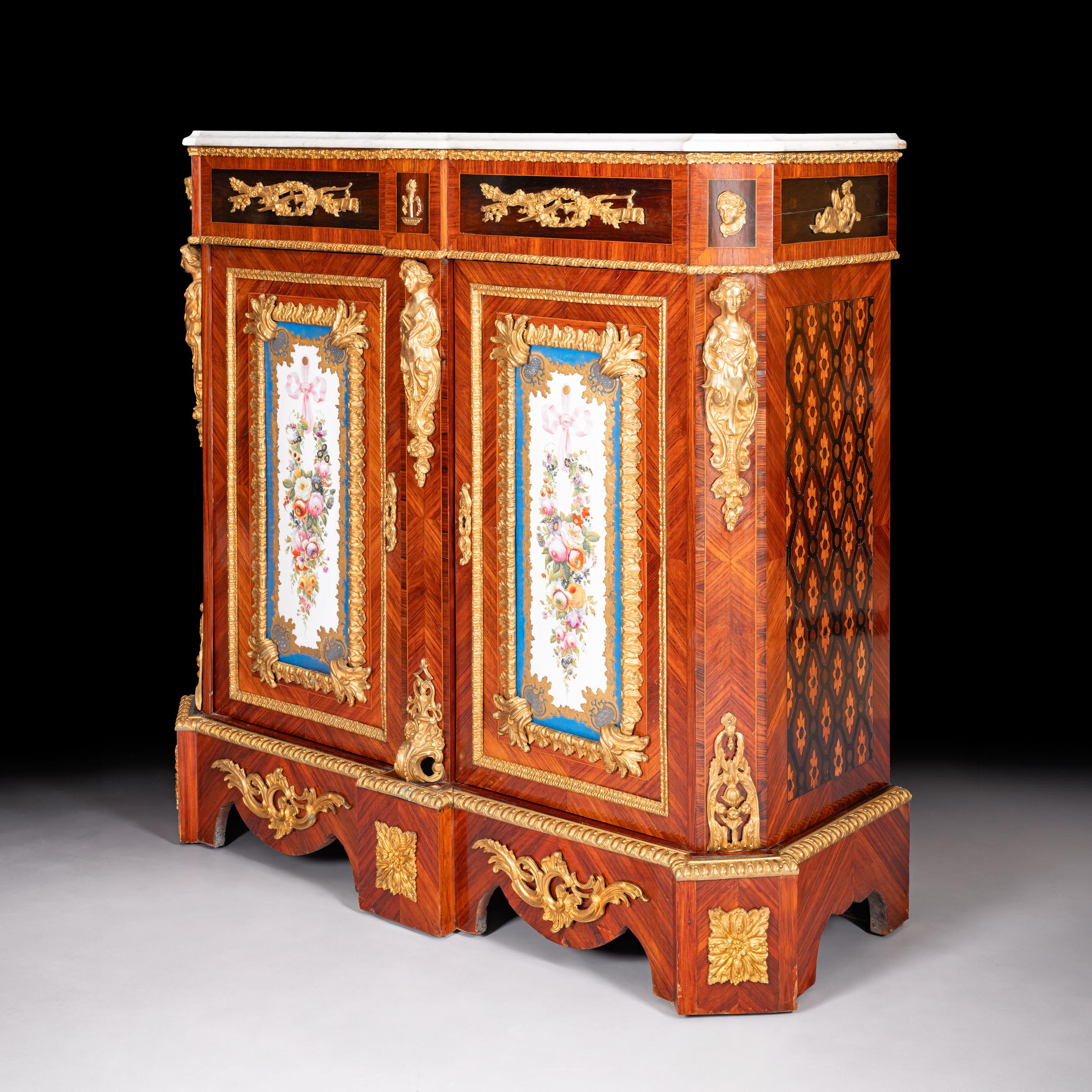 19. Jahrhundert Französisch Louis XVI Stil Ormolu montiert & Parkett Seite Kabinett (Louis XVI.) im Angebot