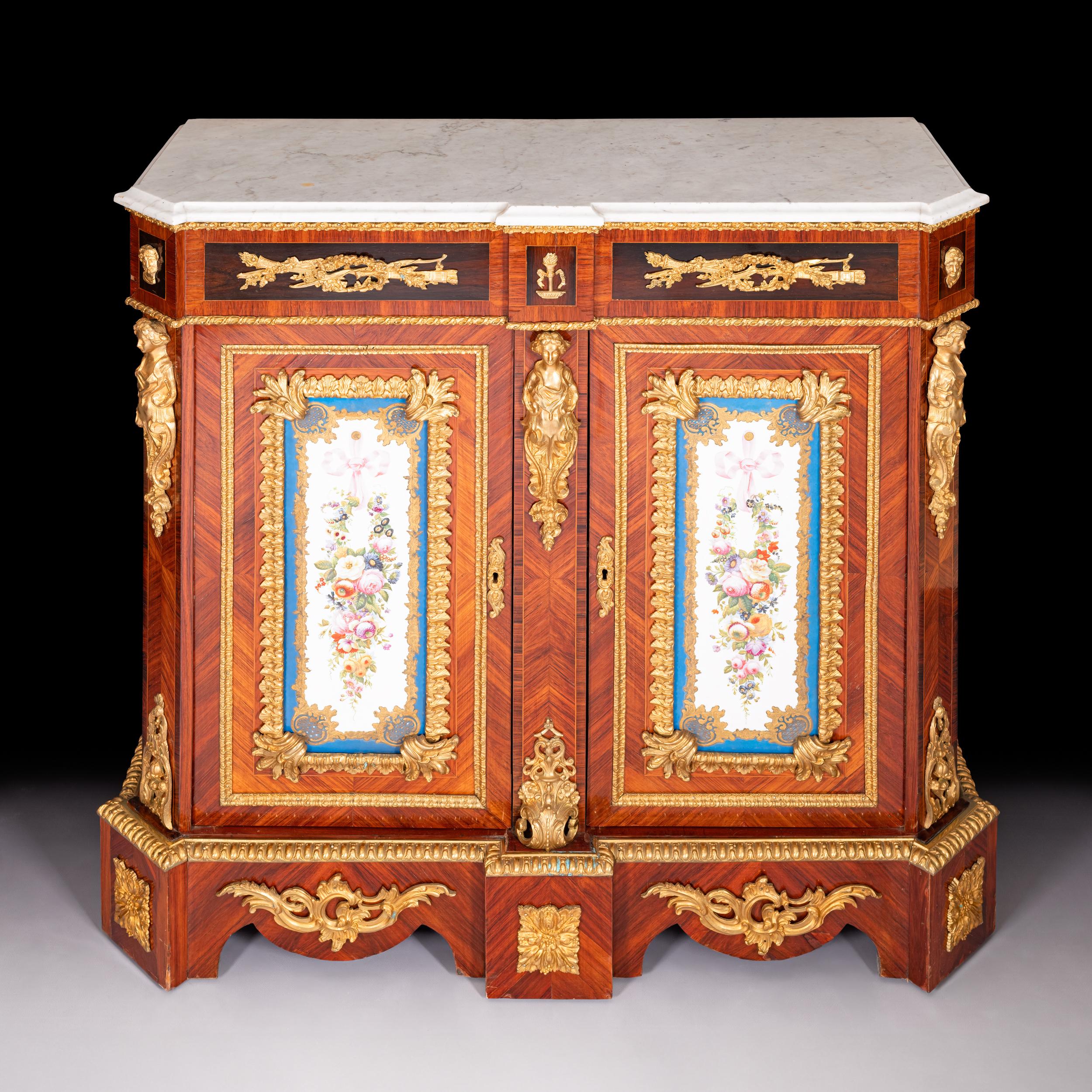 19. Jahrhundert Französisch Louis XVI Stil Ormolu montiert & Parkett Seite Kabinett im Zustand „Gut“ im Angebot in Dublin, IE