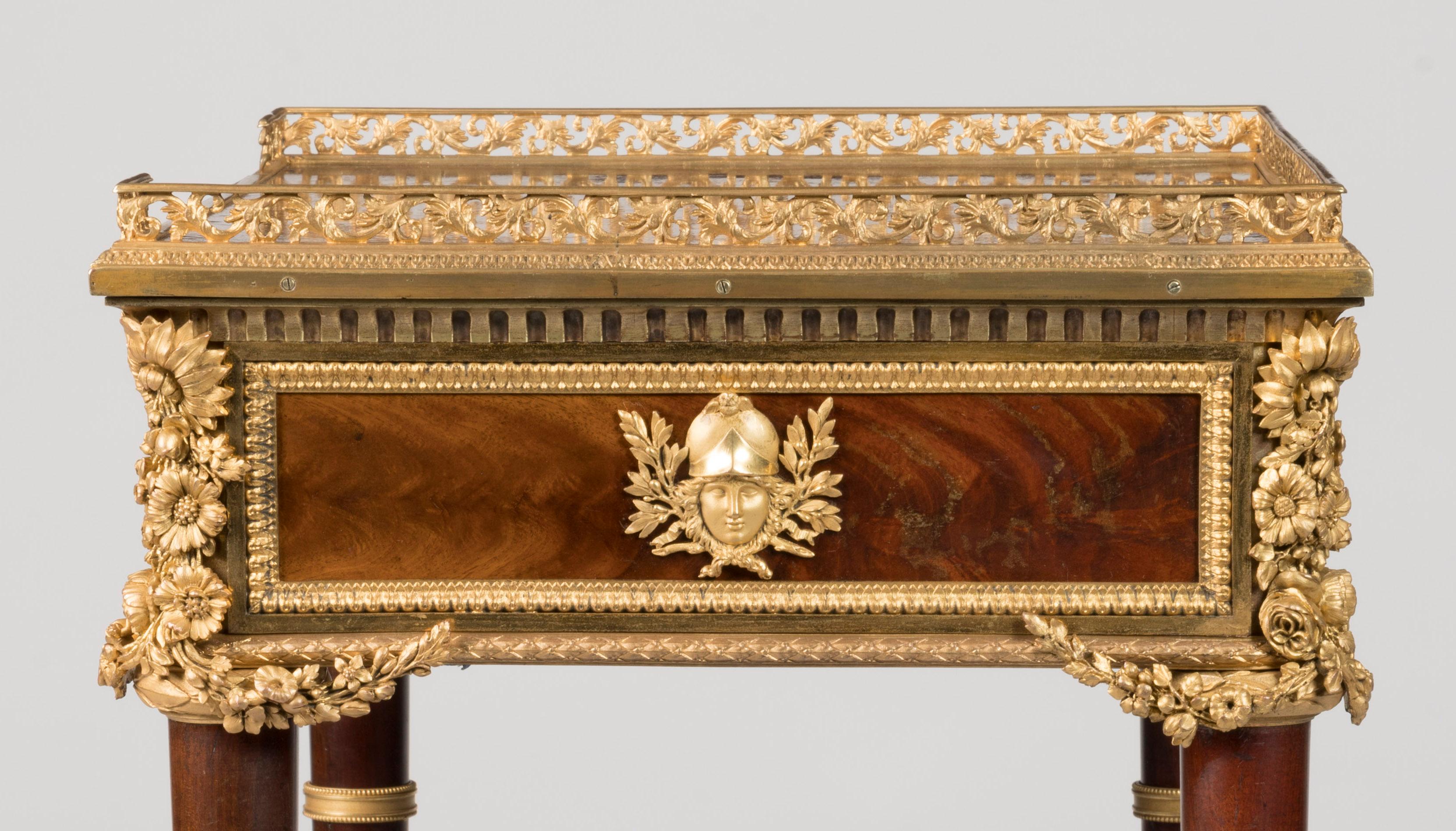 Mesa francesa del siglo XIX, estilo Luis XVI, montada en ormolu según Riesener en venta 5