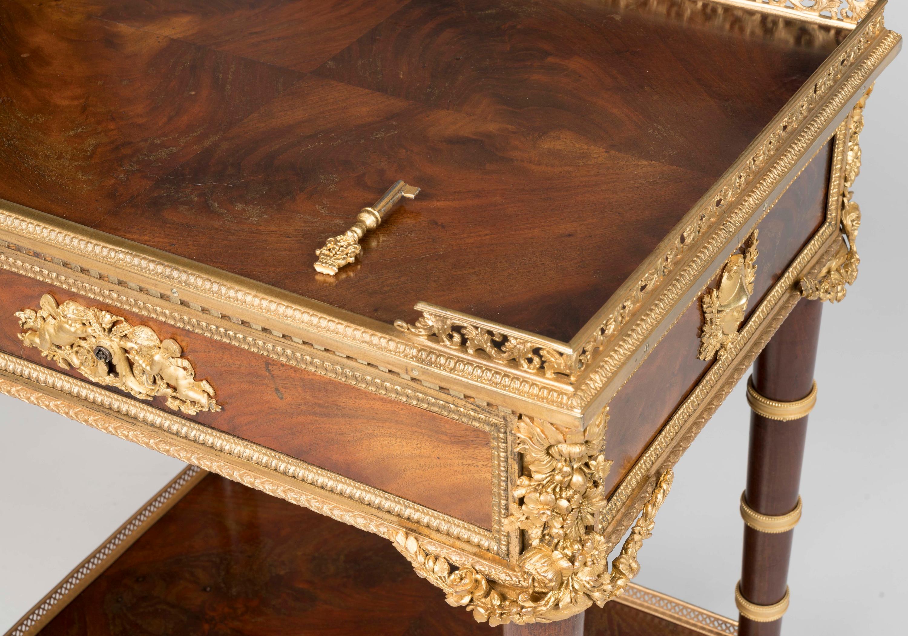 Mesa francesa del siglo XIX, estilo Luis XVI, montada en ormolu según Riesener en venta 6