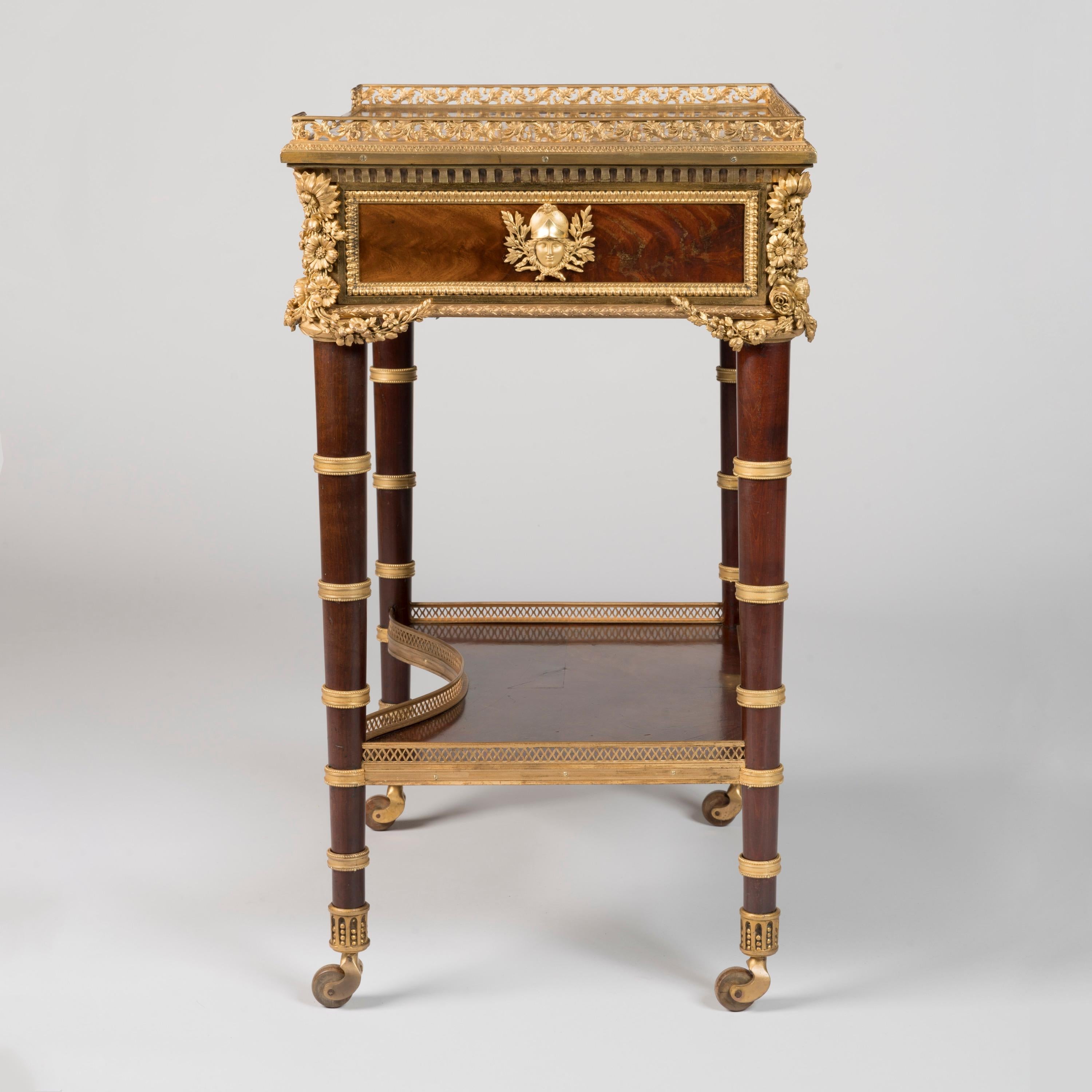 Mesa francesa del siglo XIX, estilo Luis XVI, montada en ormolu según Riesener Francés en venta