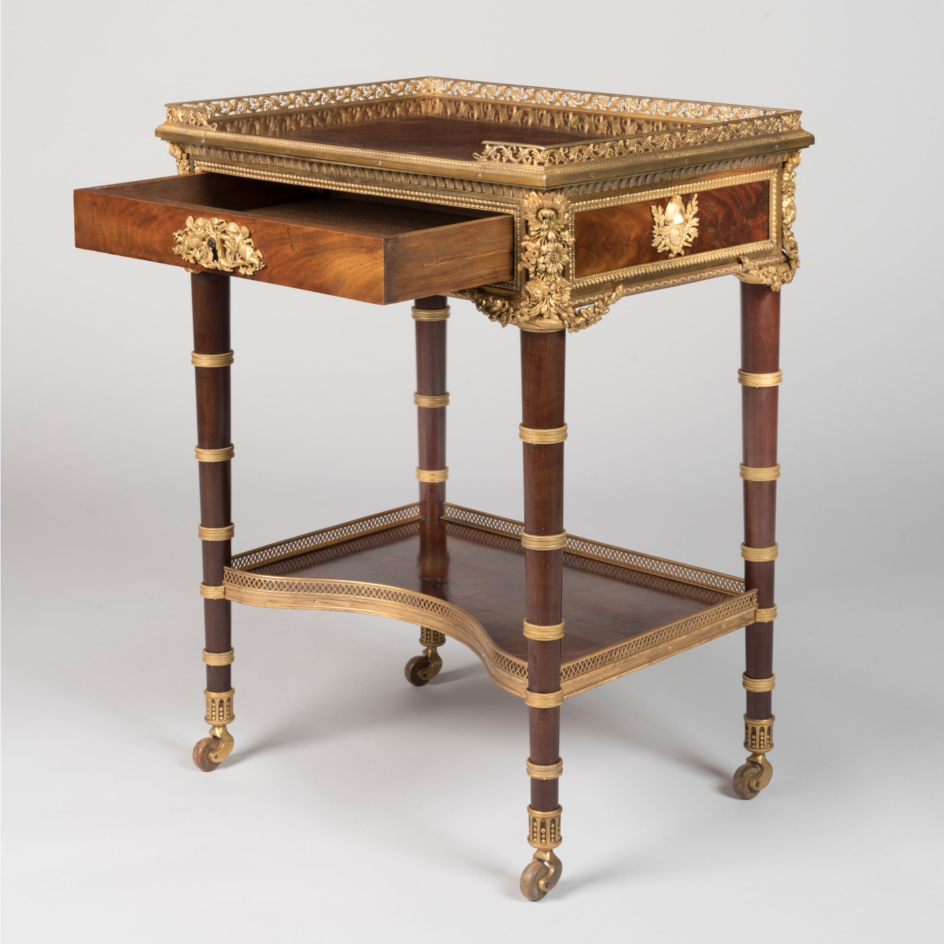 Mesa francesa del siglo XIX, estilo Luis XVI, montada en ormolu según Riesener Ormolú en venta