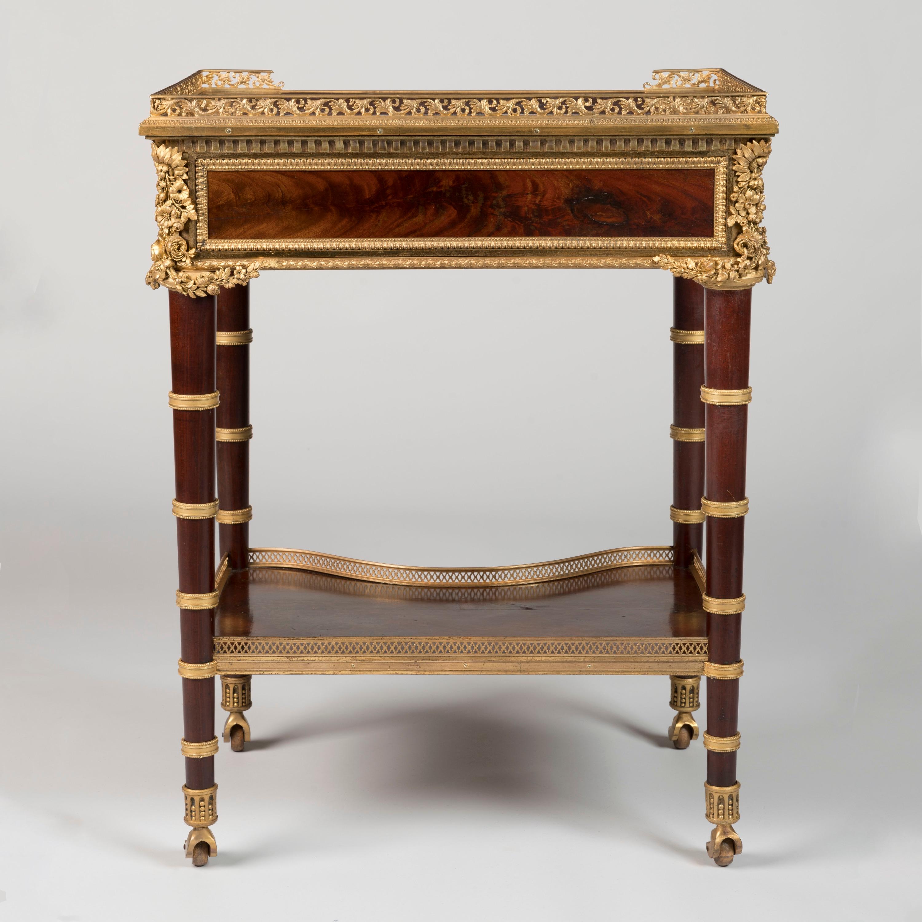 Mesa francesa del siglo XIX, estilo Luis XVI, montada en ormolu según Riesener en venta 1