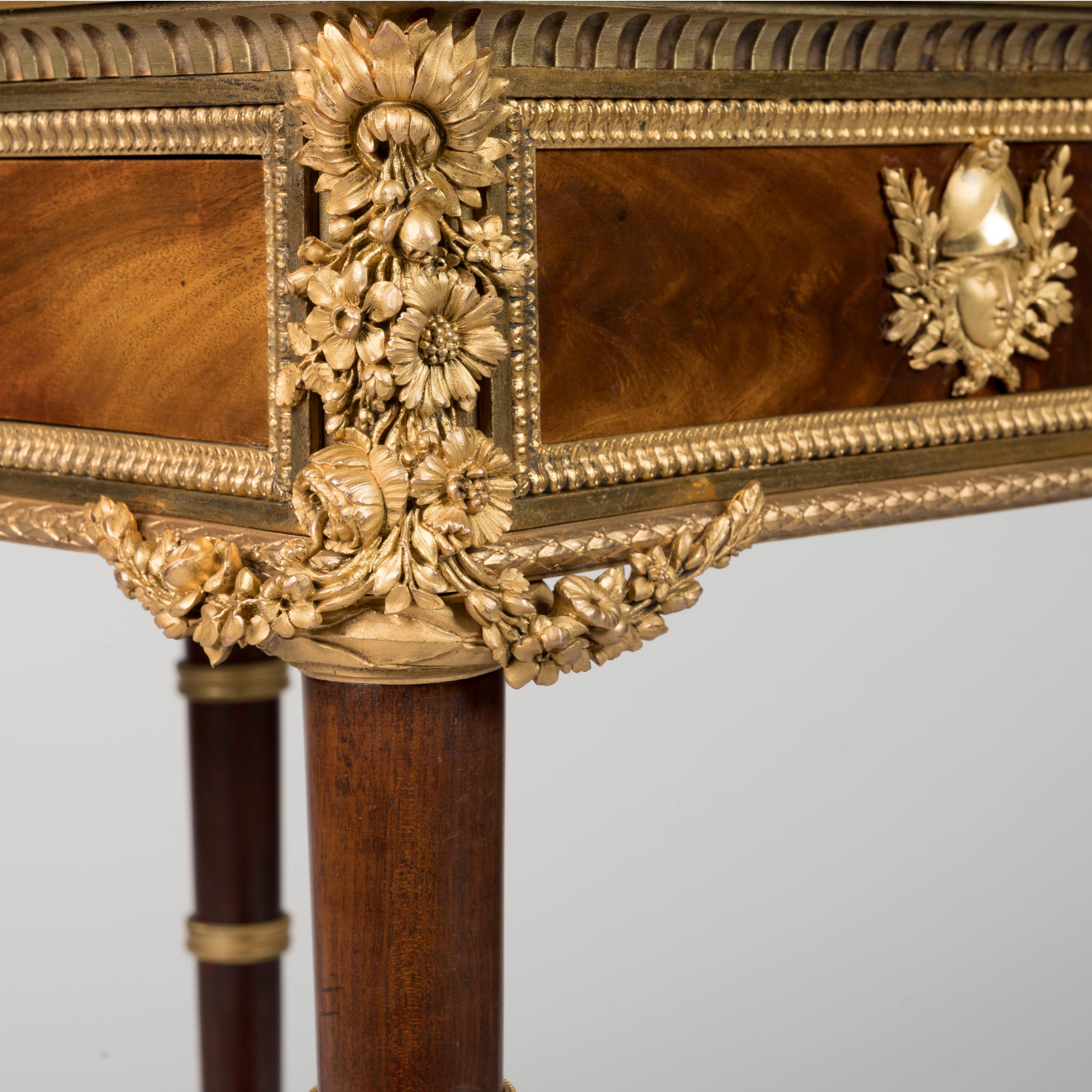 Mesa francesa del siglo XIX, estilo Luis XVI, montada en ormolu según Riesener en venta 2