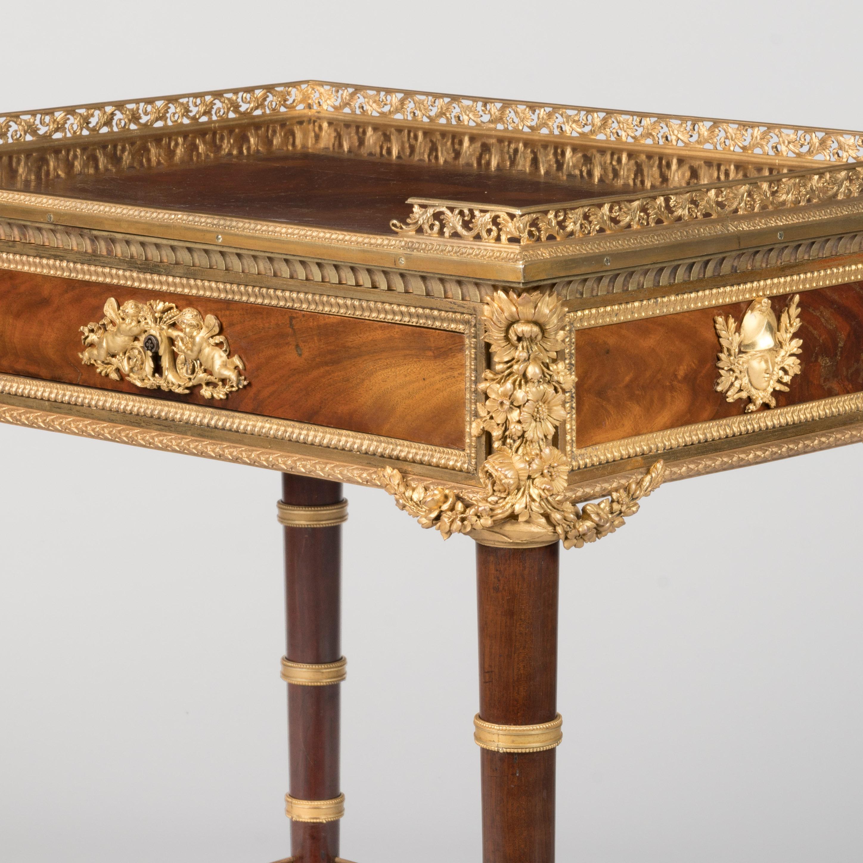 Mesa francesa del siglo XIX, estilo Luis XVI, montada en ormolu según Riesener en venta 3