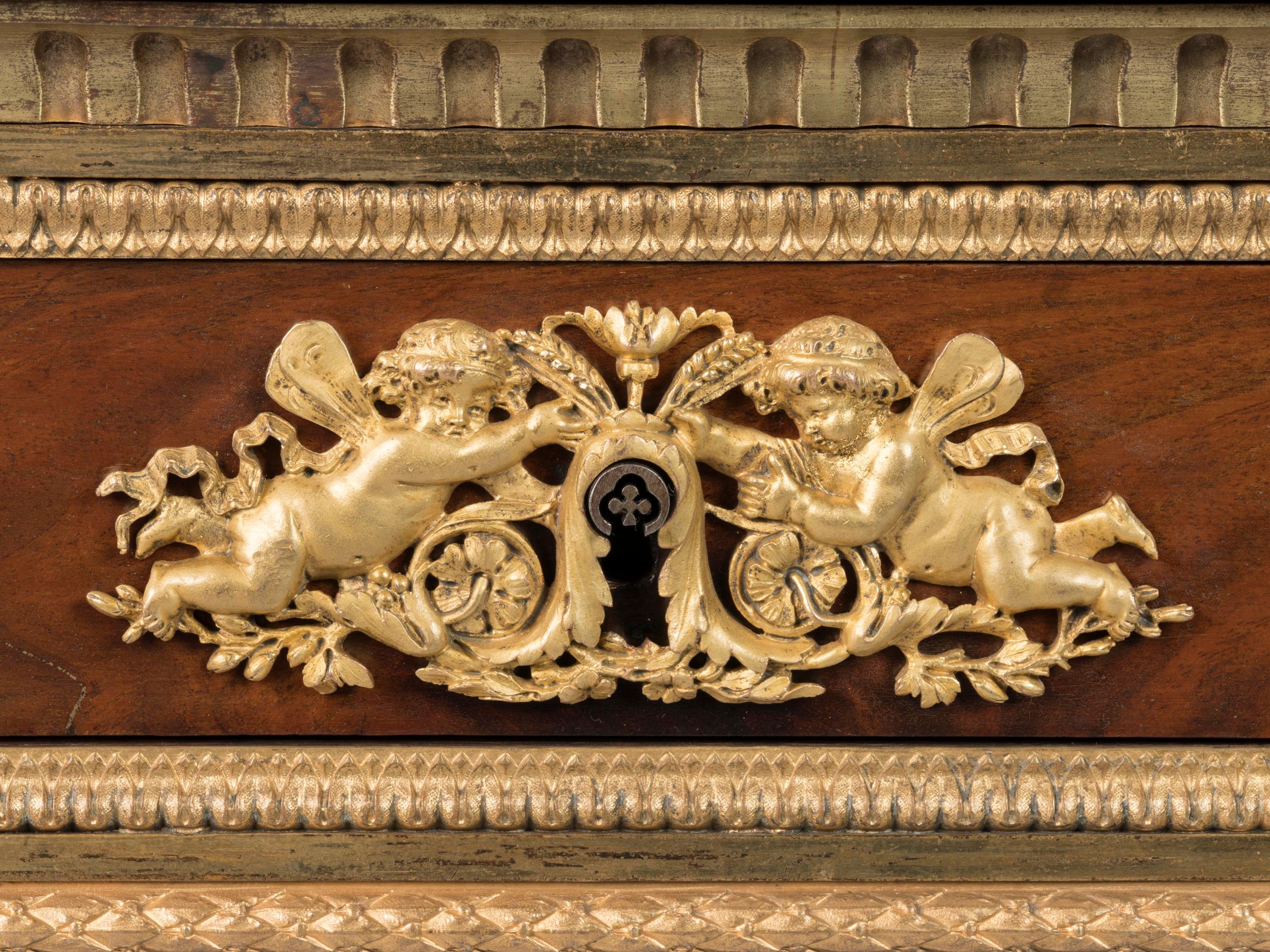 Mesa francesa del siglo XIX, estilo Luis XVI, montada en ormolu según Riesener en venta 4