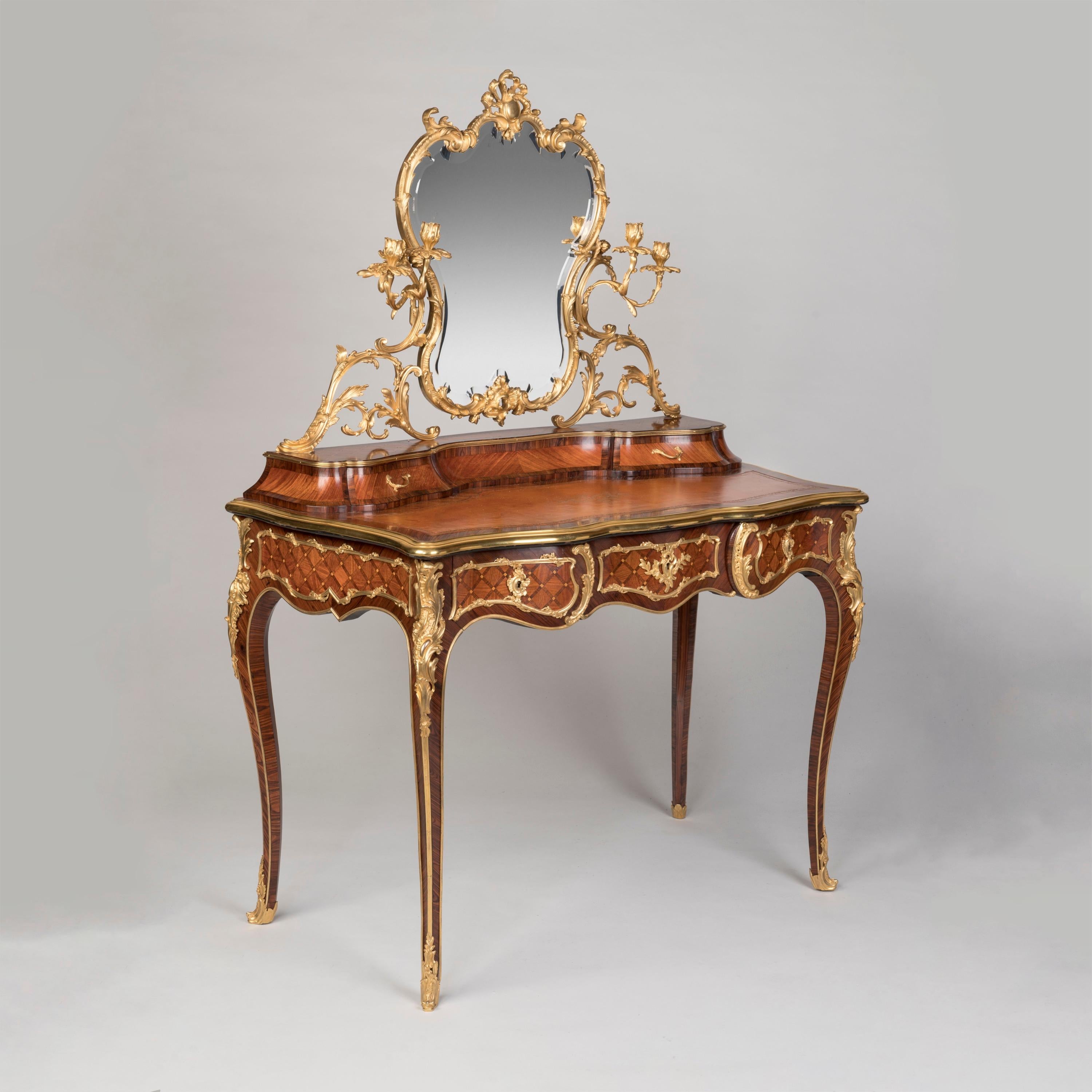 Elégante coiffeuse en bois de tulipier monté en bronze doré
Dans le style Louis XV

Attribué à Paul Sormani

Superbe exemple de mobilier de luxe de la fin du XIXe siècle, cette coiffeuse en placage de bois de tulipier est incrustée d'un parquet