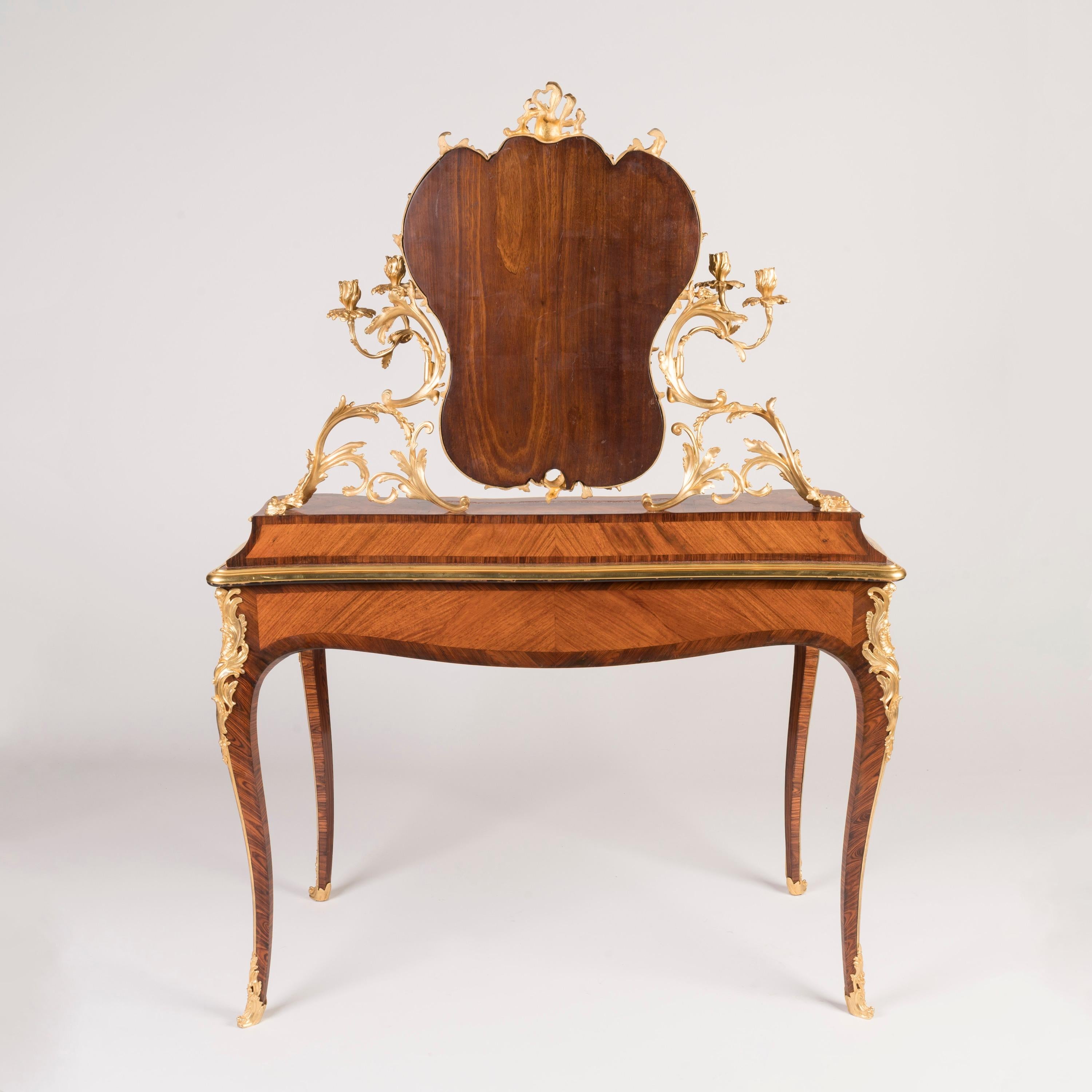 Français Coiffeuse française du 19ème siècle de style Louis XVI en bronze doré et tulipier par Sormani en vente