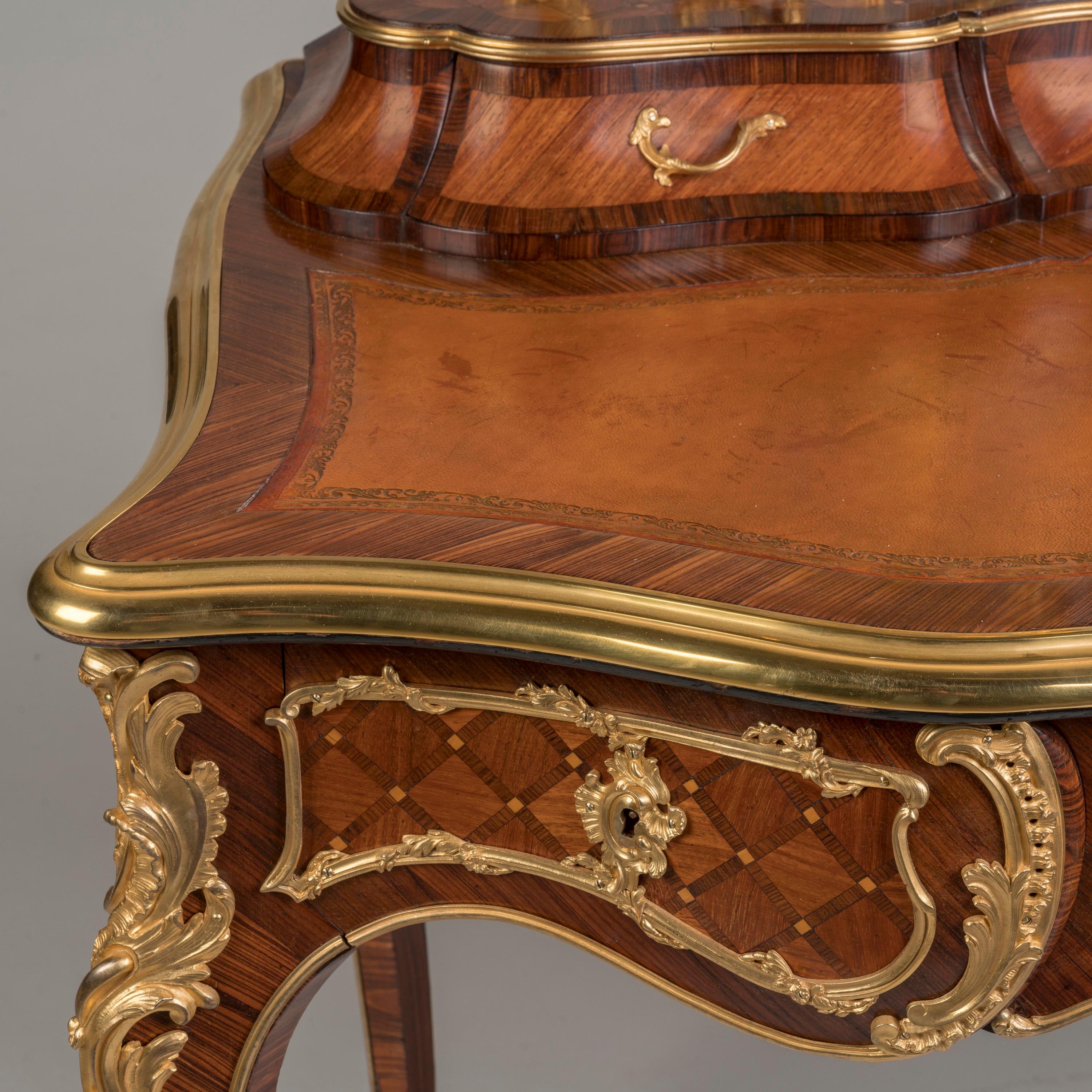 Bronze doré Coiffeuse française du 19ème siècle de style Louis XVI en bronze doré et tulipier par Sormani en vente