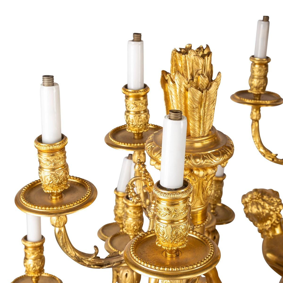 Zwanzig-Licht-Kronleuchter aus Goldbronze im französischen Louis-XVI.-Stil des 19. Jahrhunderts, um 1890 im Angebot 13