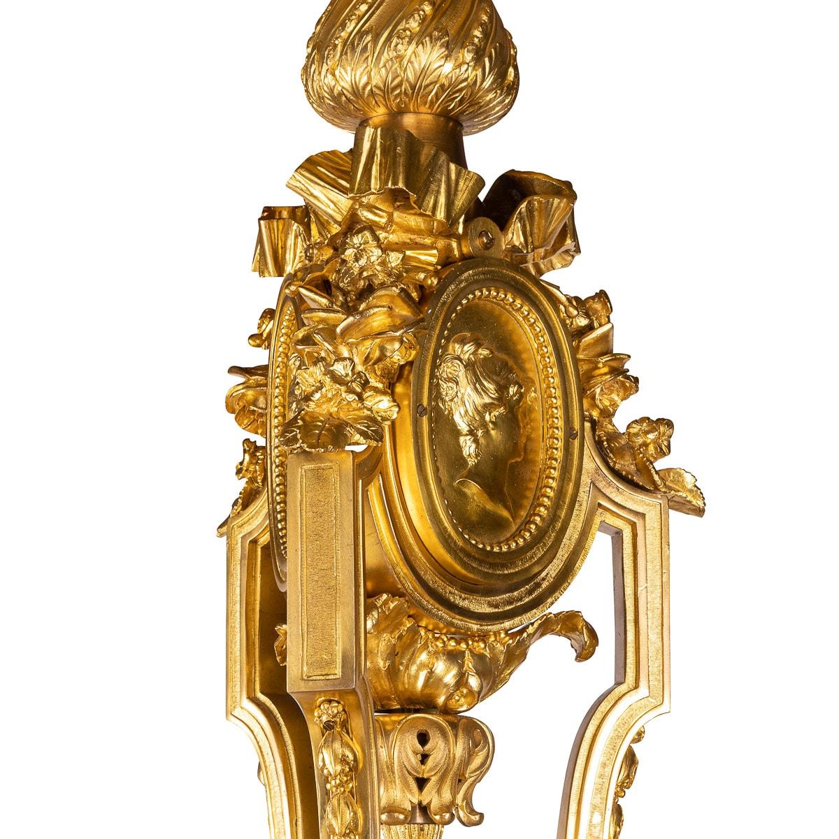 Français Lustre français du 19ème siècle de style Louis XVI à vingt-sept lumières en bronze doré, vers 1890 en vente