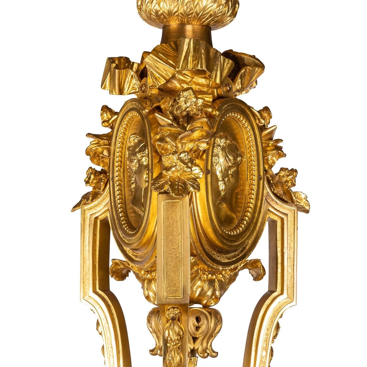 Zwanzig-Licht-Kronleuchter aus Goldbronze im französischen Louis-XVI.-Stil des 19. Jahrhunderts, um 1890 (Französisch) im Angebot