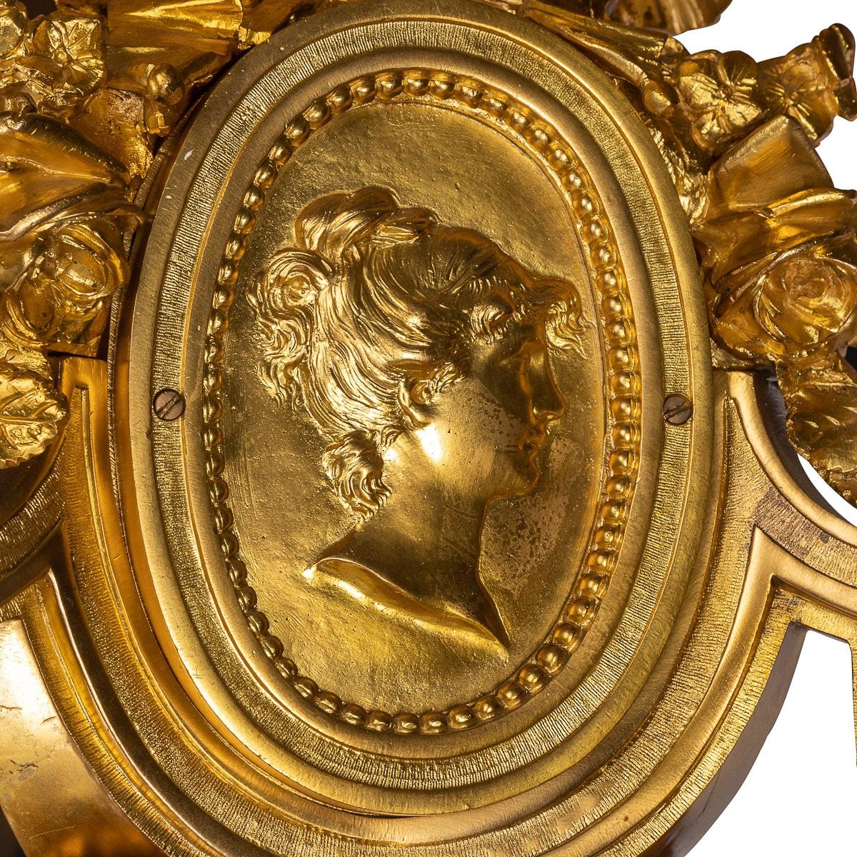 Zwanzig-Licht-Kronleuchter aus Goldbronze im französischen Louis-XVI.-Stil des 19. Jahrhunderts, um 1890 (Bronze) im Angebot