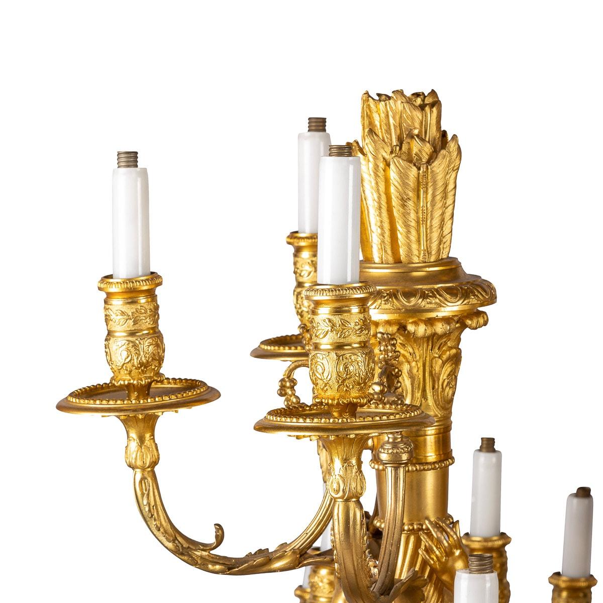 Zwanzig-Licht-Kronleuchter aus Goldbronze im französischen Louis-XVI.-Stil des 19. Jahrhunderts, um 1890 im Angebot 2