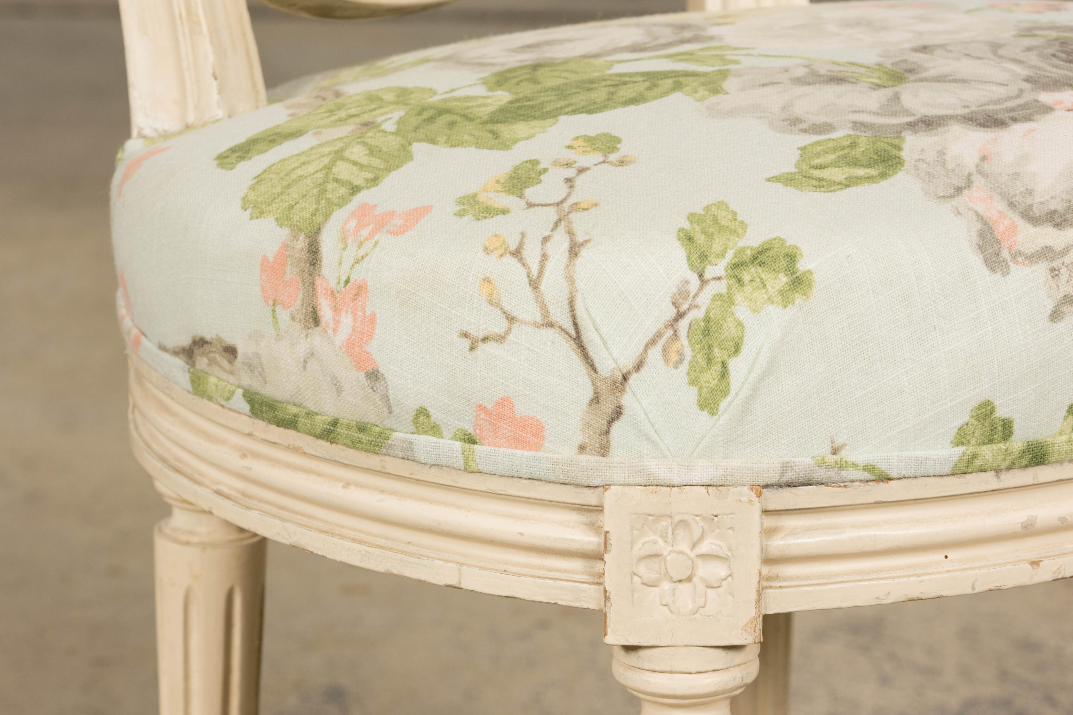 Silla de centro pintada estilo Luis XVI francés del siglo XIX en lino floral en venta 4