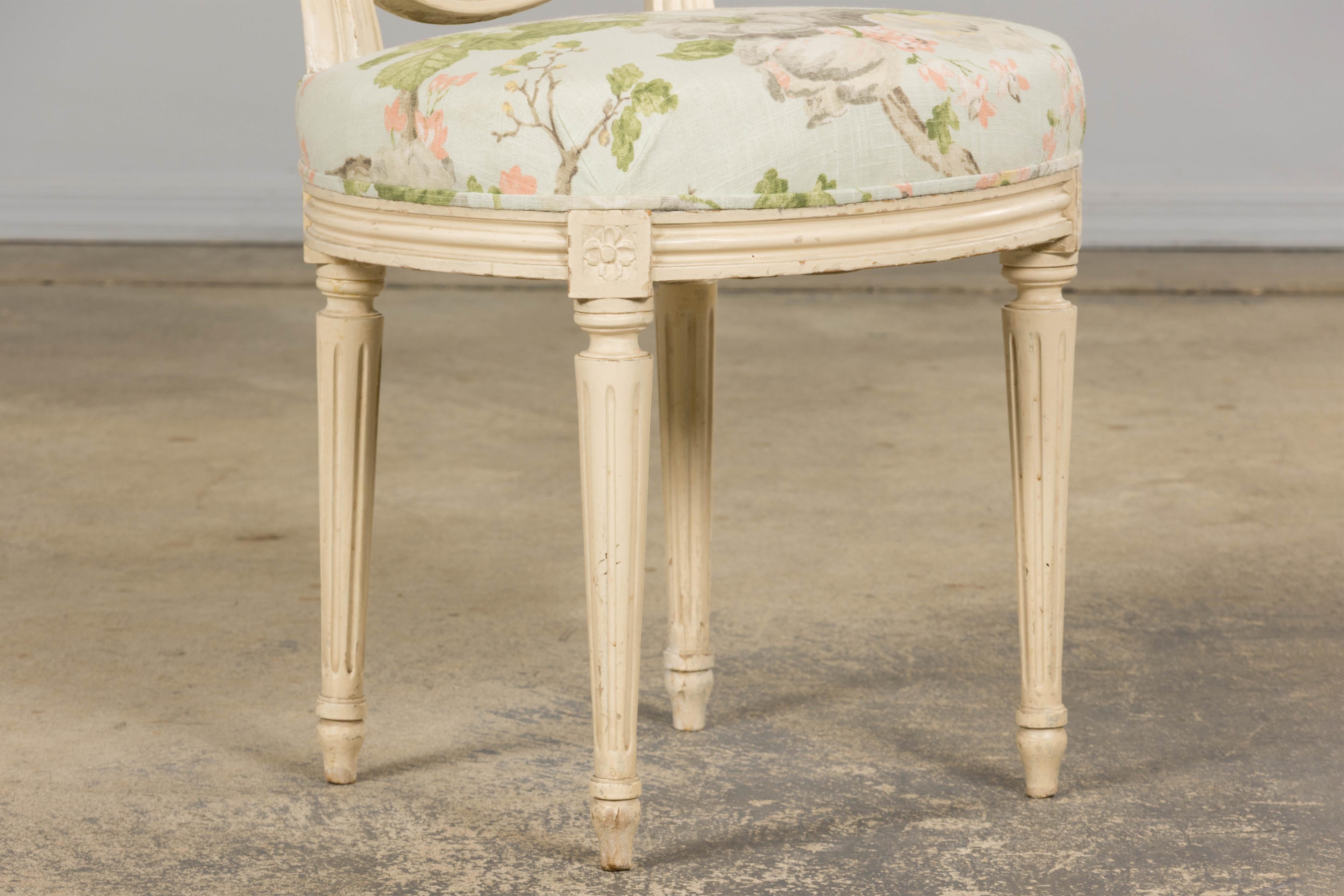 Silla de centro pintada estilo Luis XVI francés del siglo XIX en lino floral en venta 5
