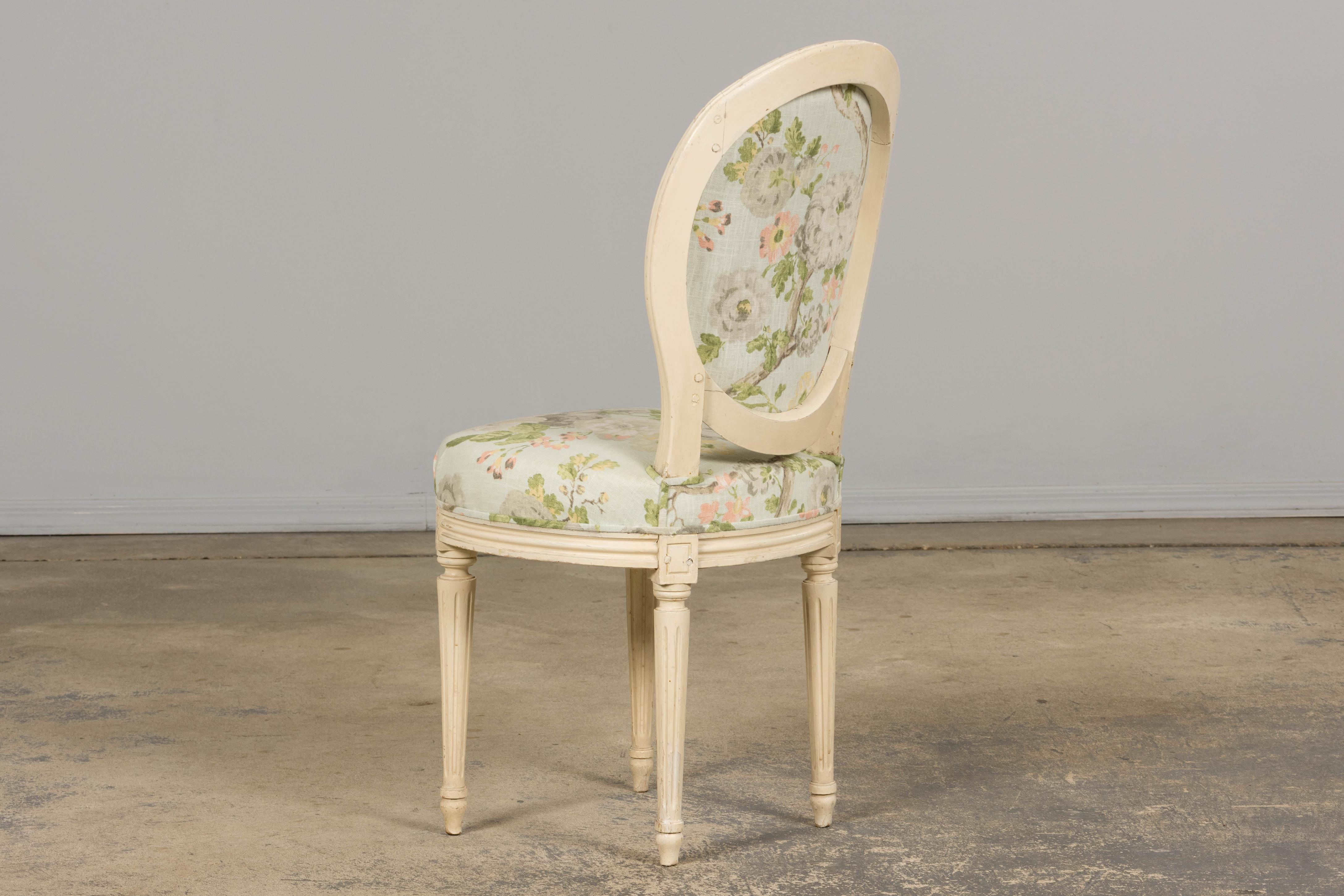 Silla de centro pintada estilo Luis XVI francés del siglo XIX en lino floral en venta 7