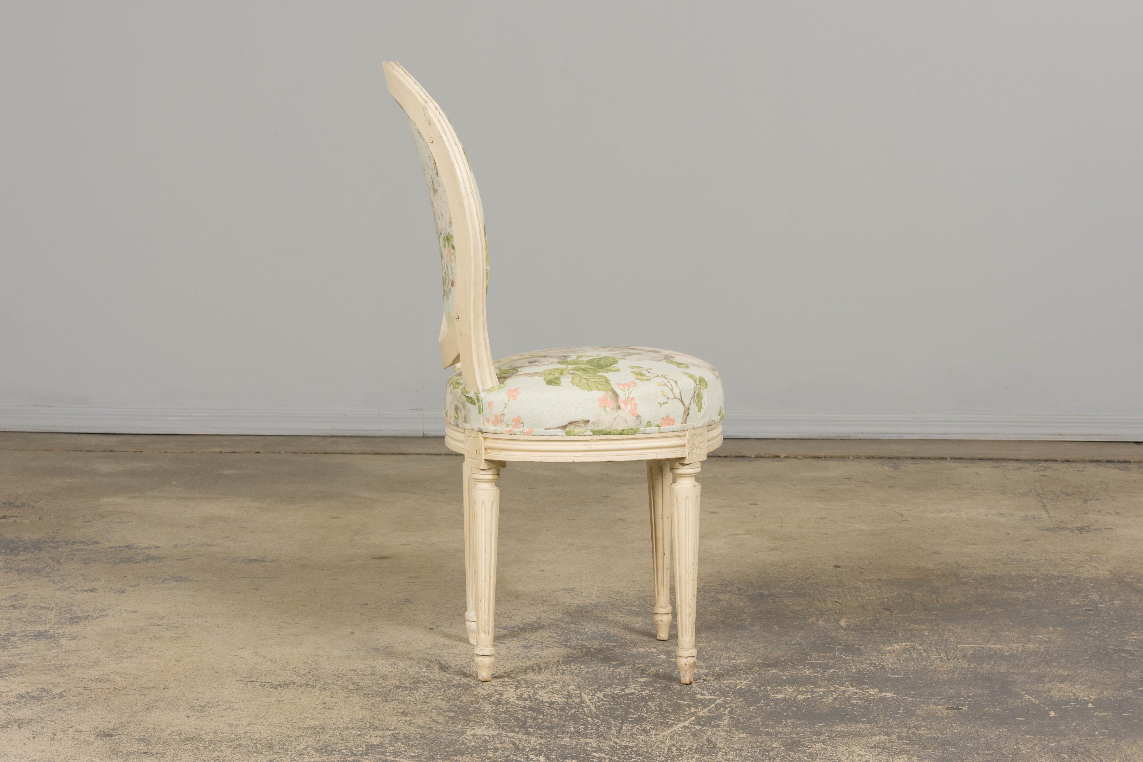 Silla de centro pintada estilo Luis XVI francés del siglo XIX en lino floral en venta 9