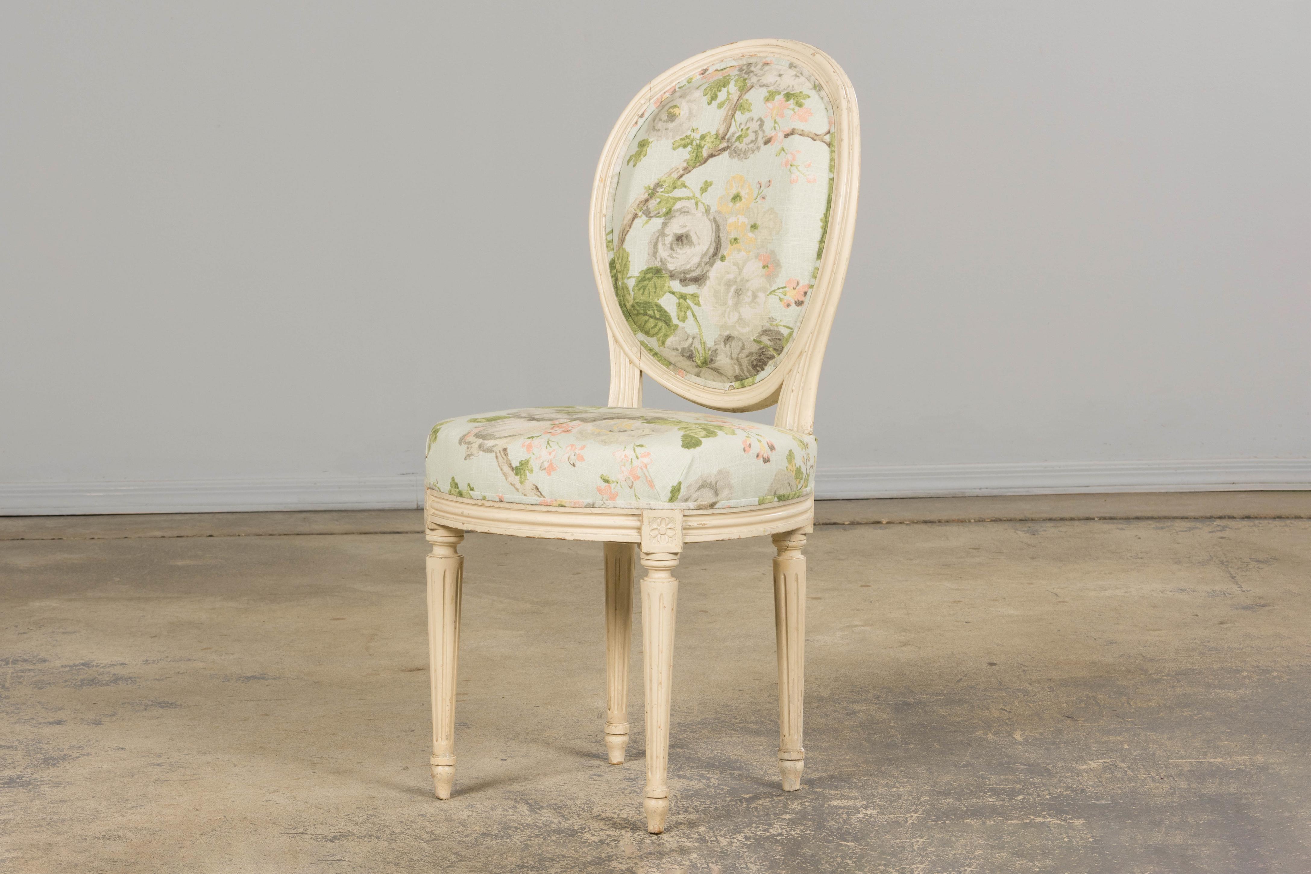 Silla de centro pintada estilo Luis XVI francés del siglo XIX en lino floral en venta 10