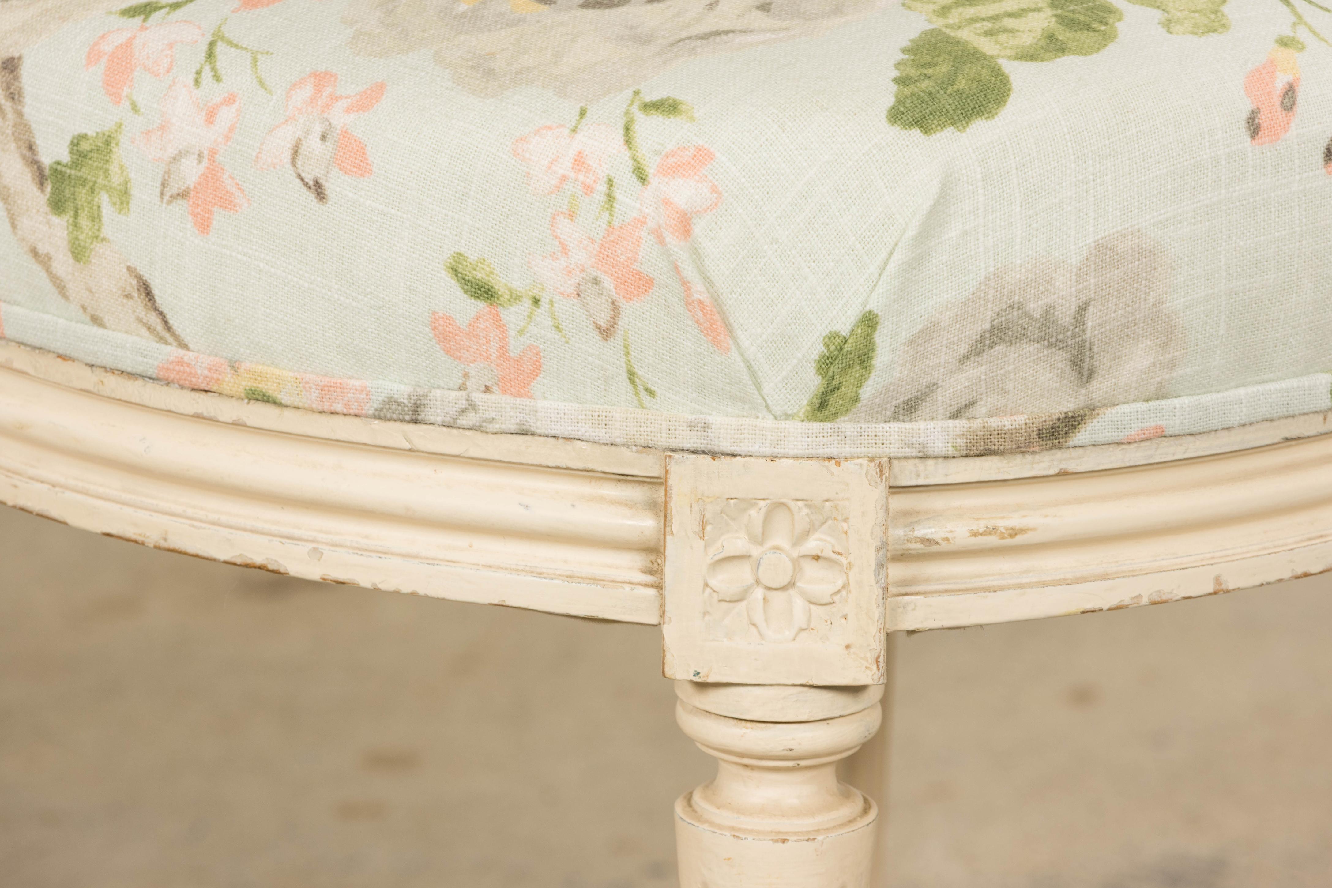 Silla de centro pintada estilo Luis XVI francés del siglo XIX en lino floral en venta 11