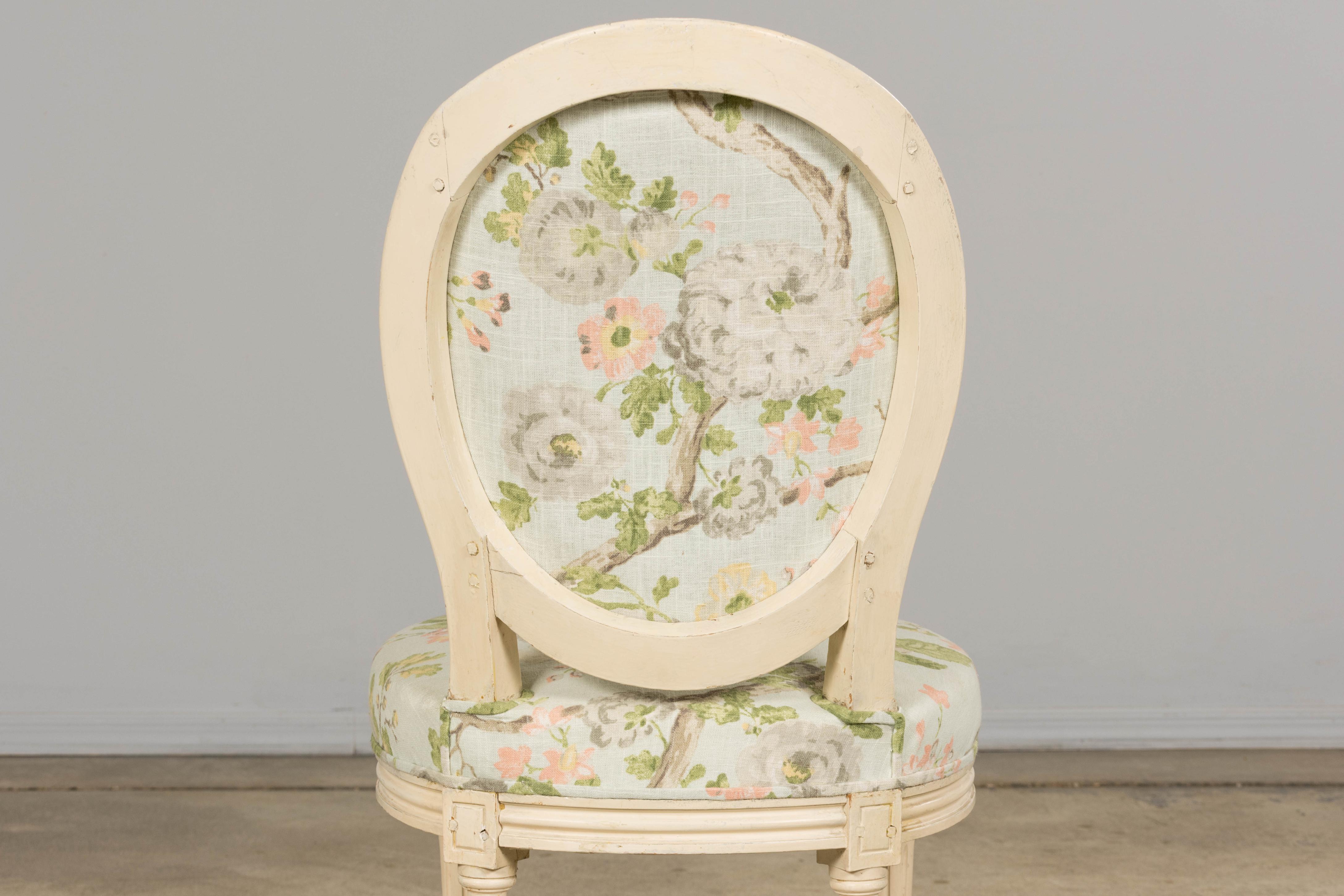 Silla de centro pintada estilo Luis XVI francés del siglo XIX en lino floral en venta 13