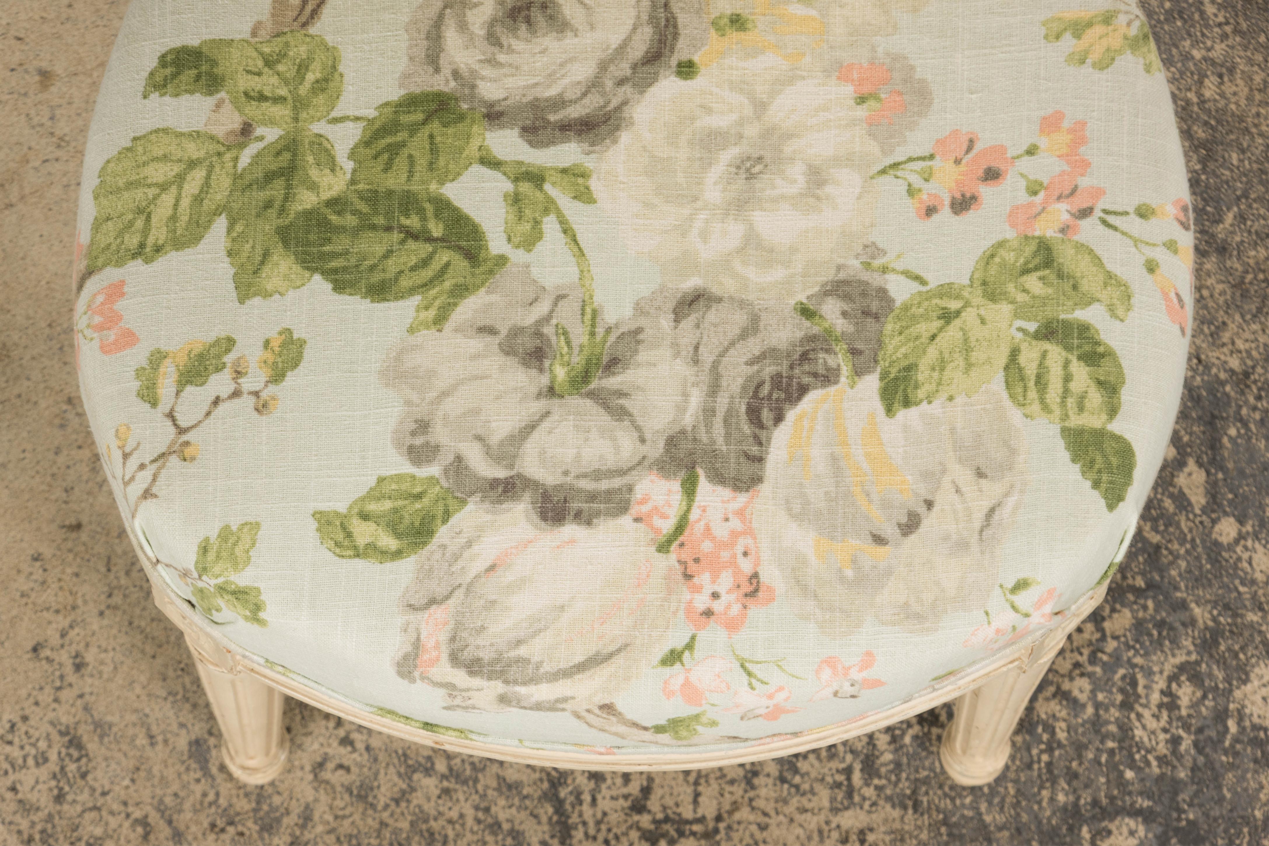 Silla de centro pintada estilo Luis XVI francés del siglo XIX en lino floral Francés en venta