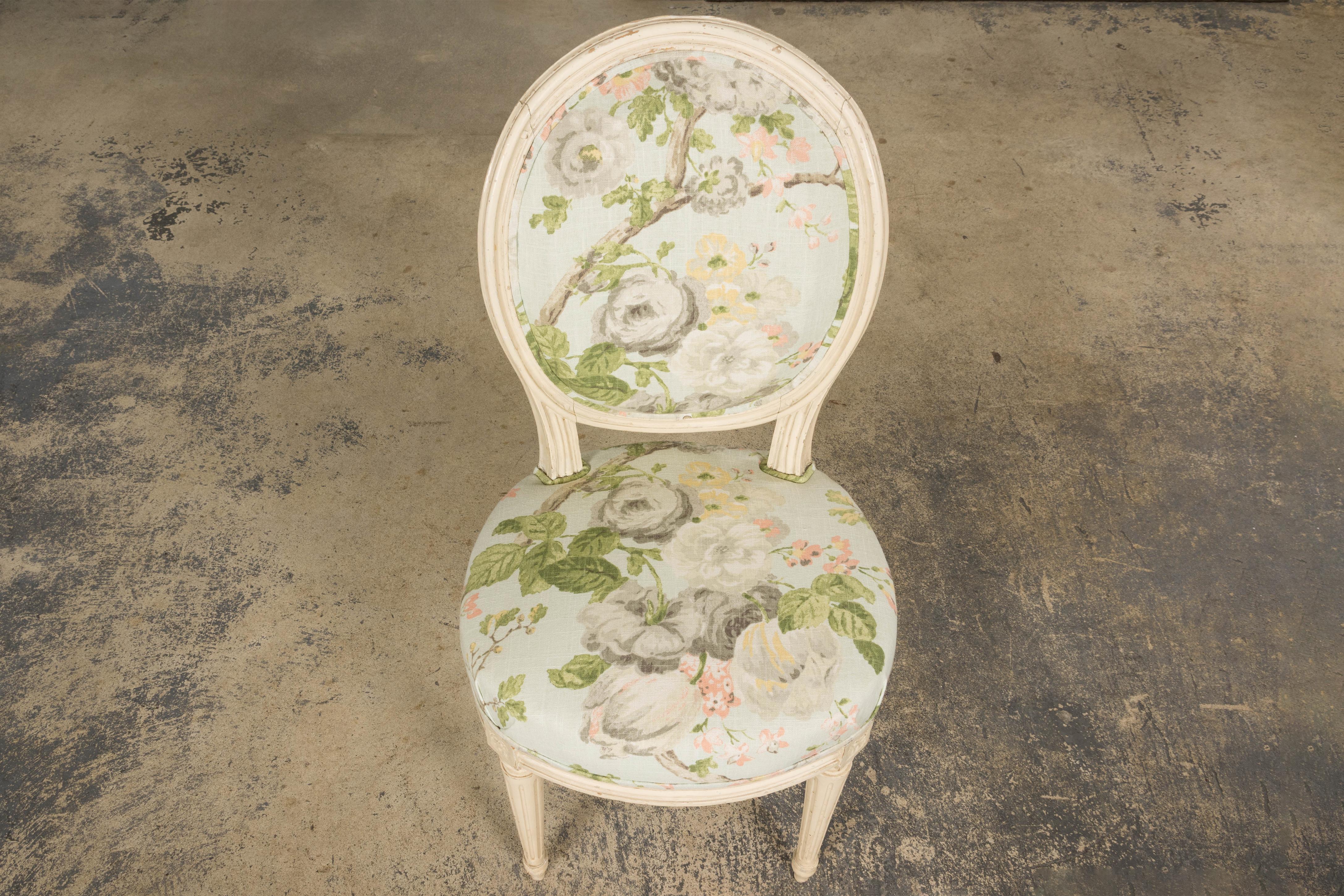 Silla de centro pintada estilo Luis XVI francés del siglo XIX en lino floral Tallado a mano en venta