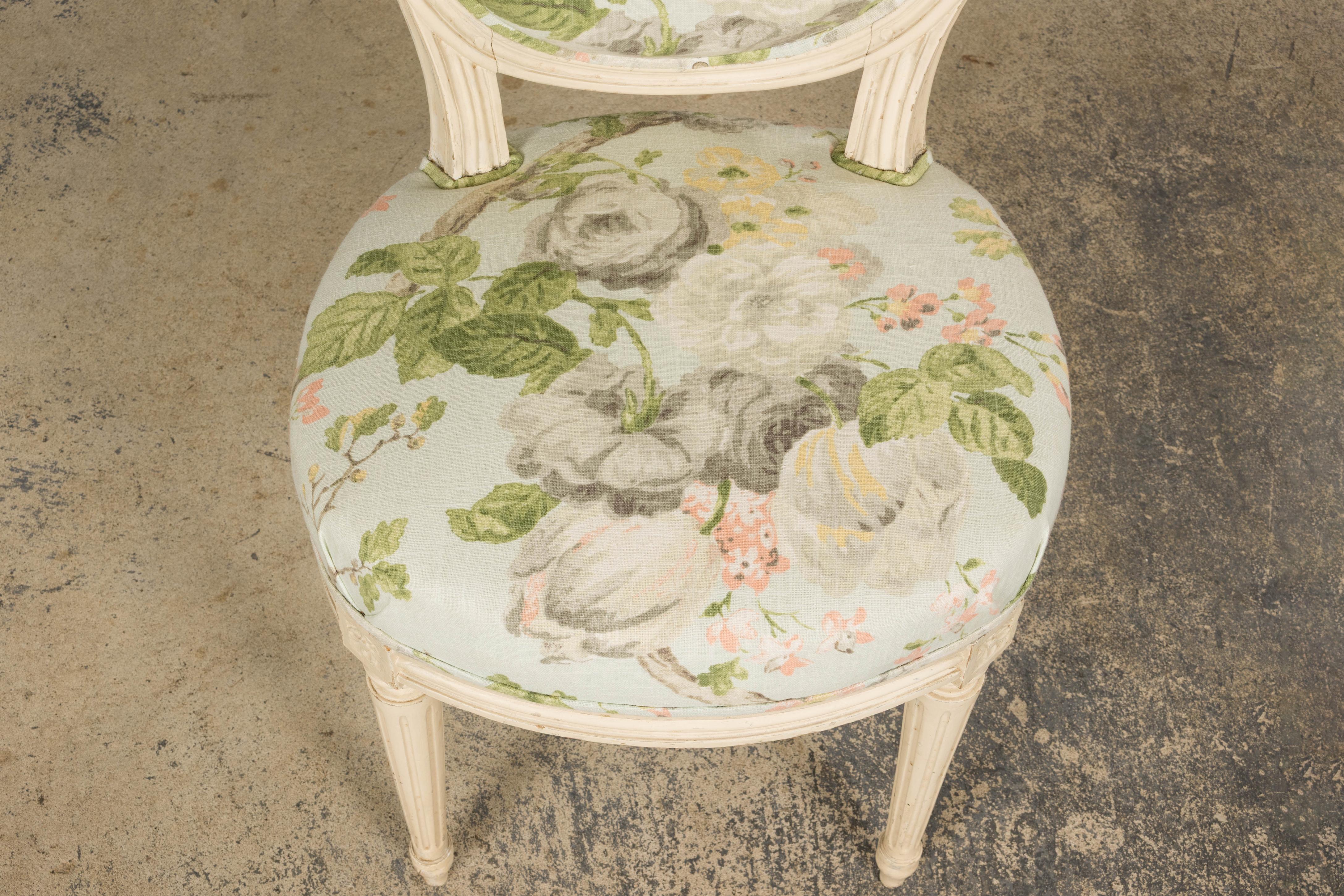 Silla de centro pintada estilo Luis XVI francés del siglo XIX en lino floral en Bueno estado para la venta en Astoria, NY