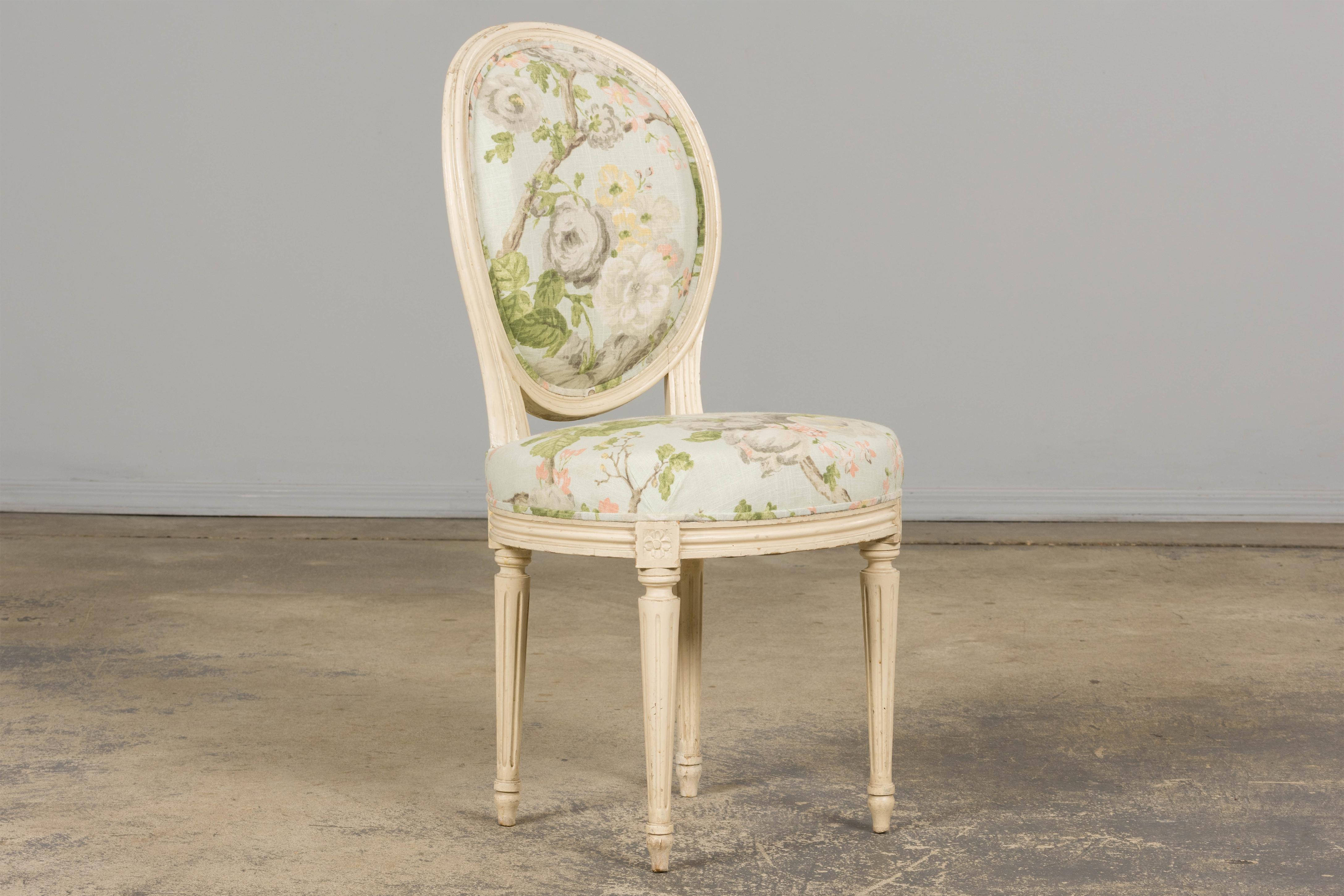Silla de centro pintada estilo Luis XVI francés del siglo XIX en lino floral Tela en venta