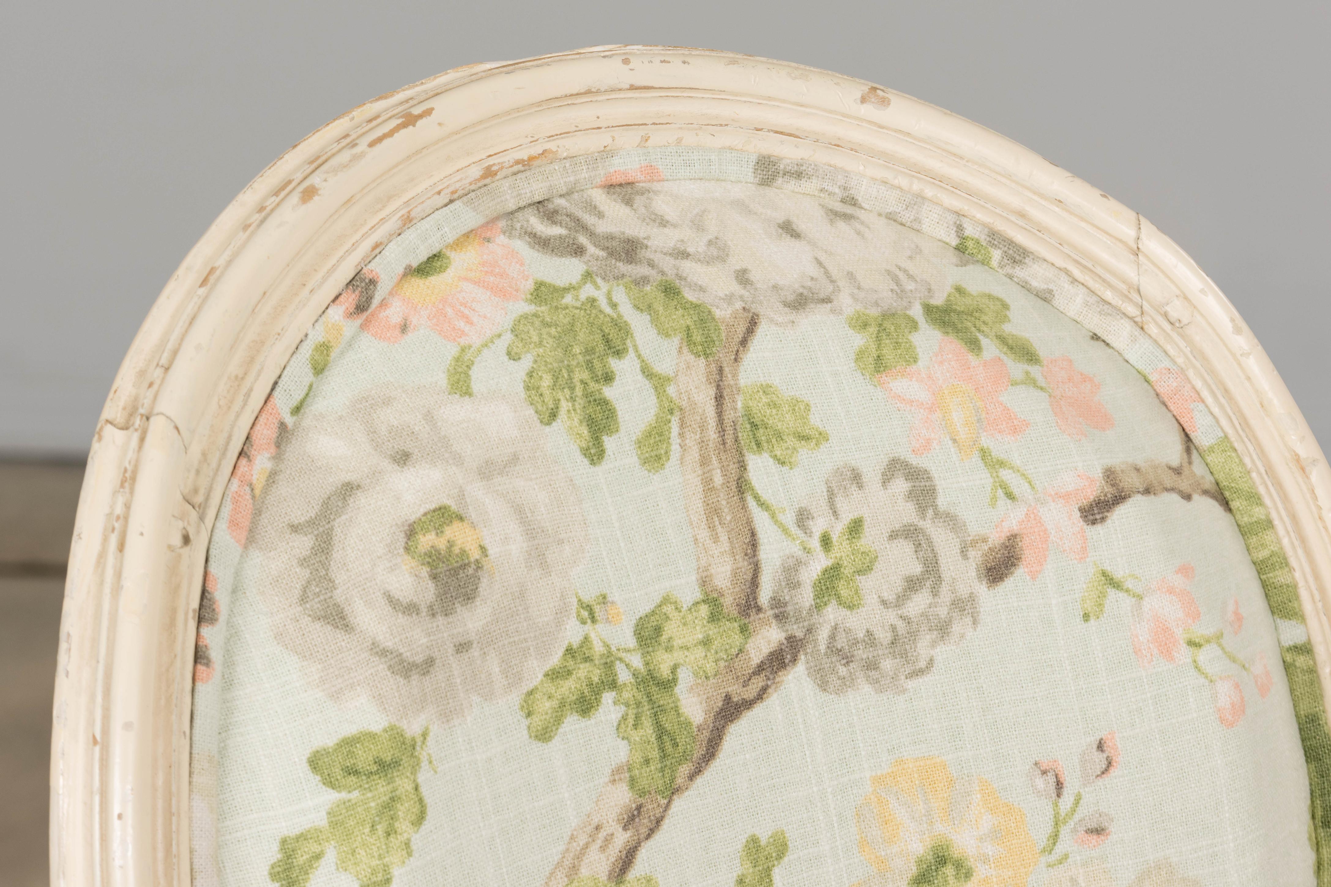 Silla de centro pintada estilo Luis XVI francés del siglo XIX en lino floral en venta 1