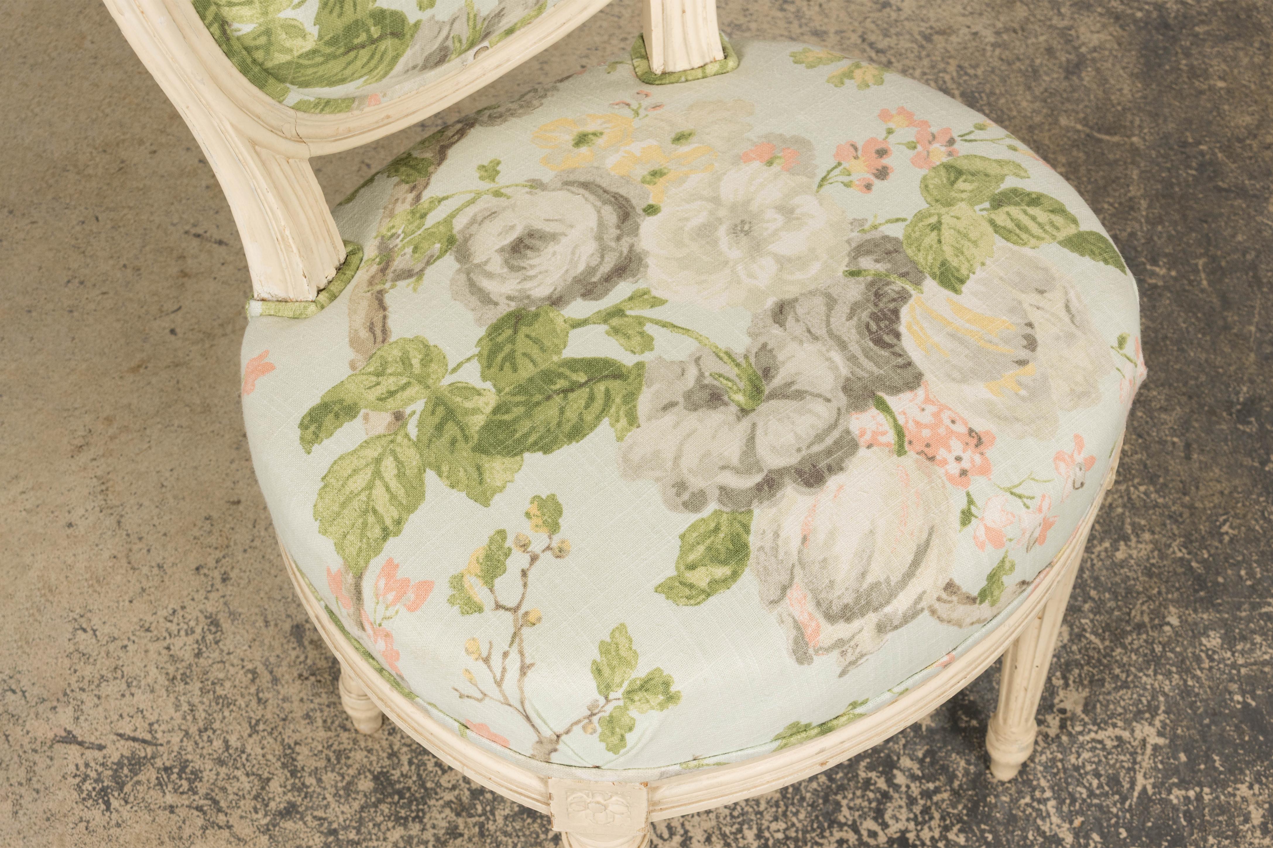 Silla de centro pintada estilo Luis XVI francés del siglo XIX en lino floral en venta 2