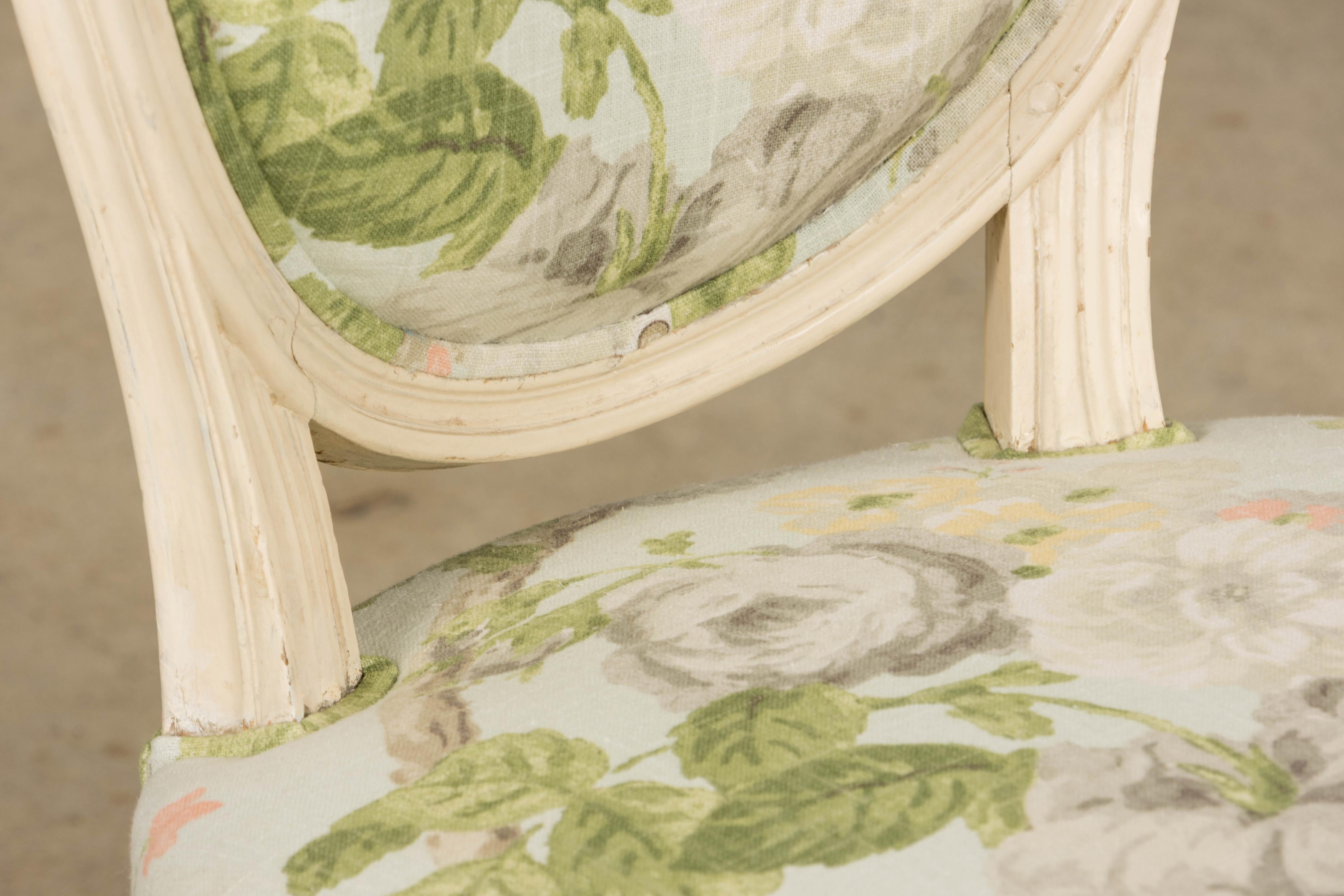 Silla de centro pintada estilo Luis XVI francés del siglo XIX en lino floral en venta 3