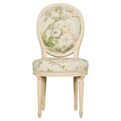 Silla de centro pintada estilo Luis XVI francés del siglo XIX en lino floral