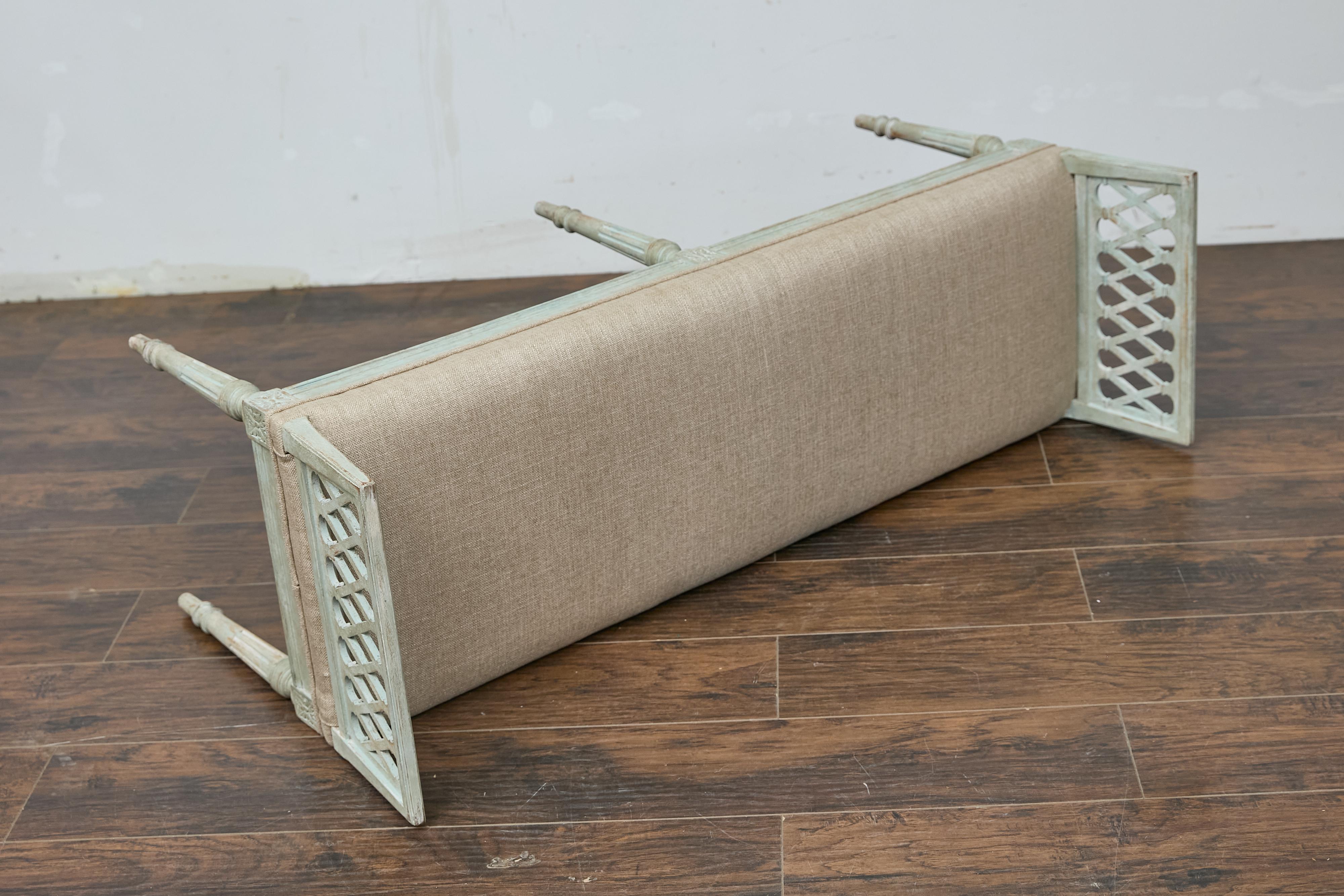 Banc de style Louis XVI français du 19ème siècle peint et sculpté avec tapisserie en vente 5